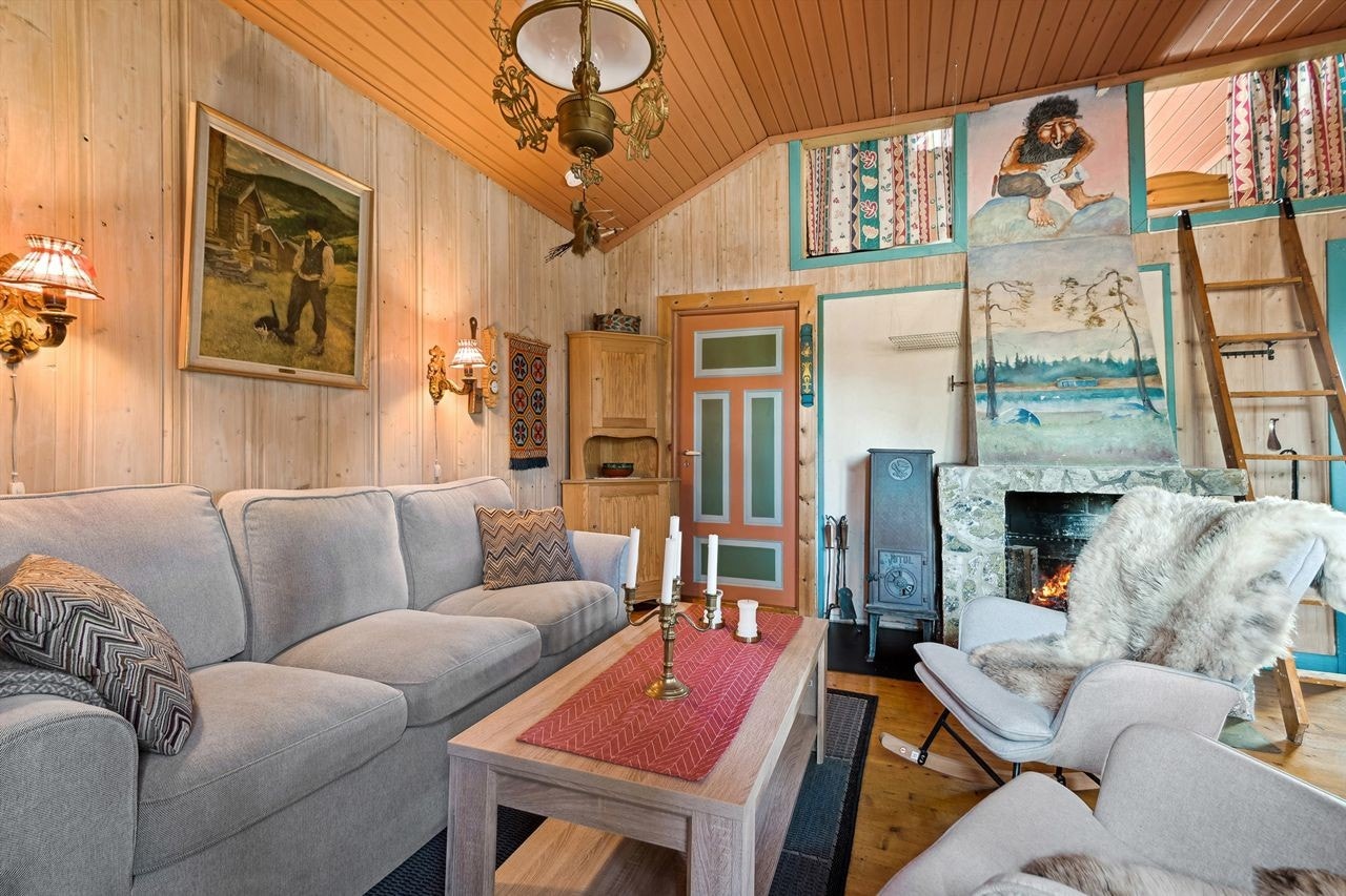 Her er det åpen peis og vedovn som sørger for god varme og stemning. Galleribilde