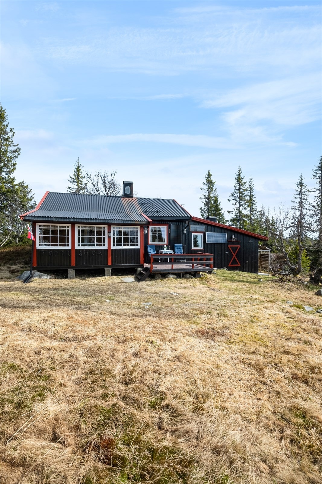 Hytta har 12V solcelleanlegg med batteribank Galleribilde