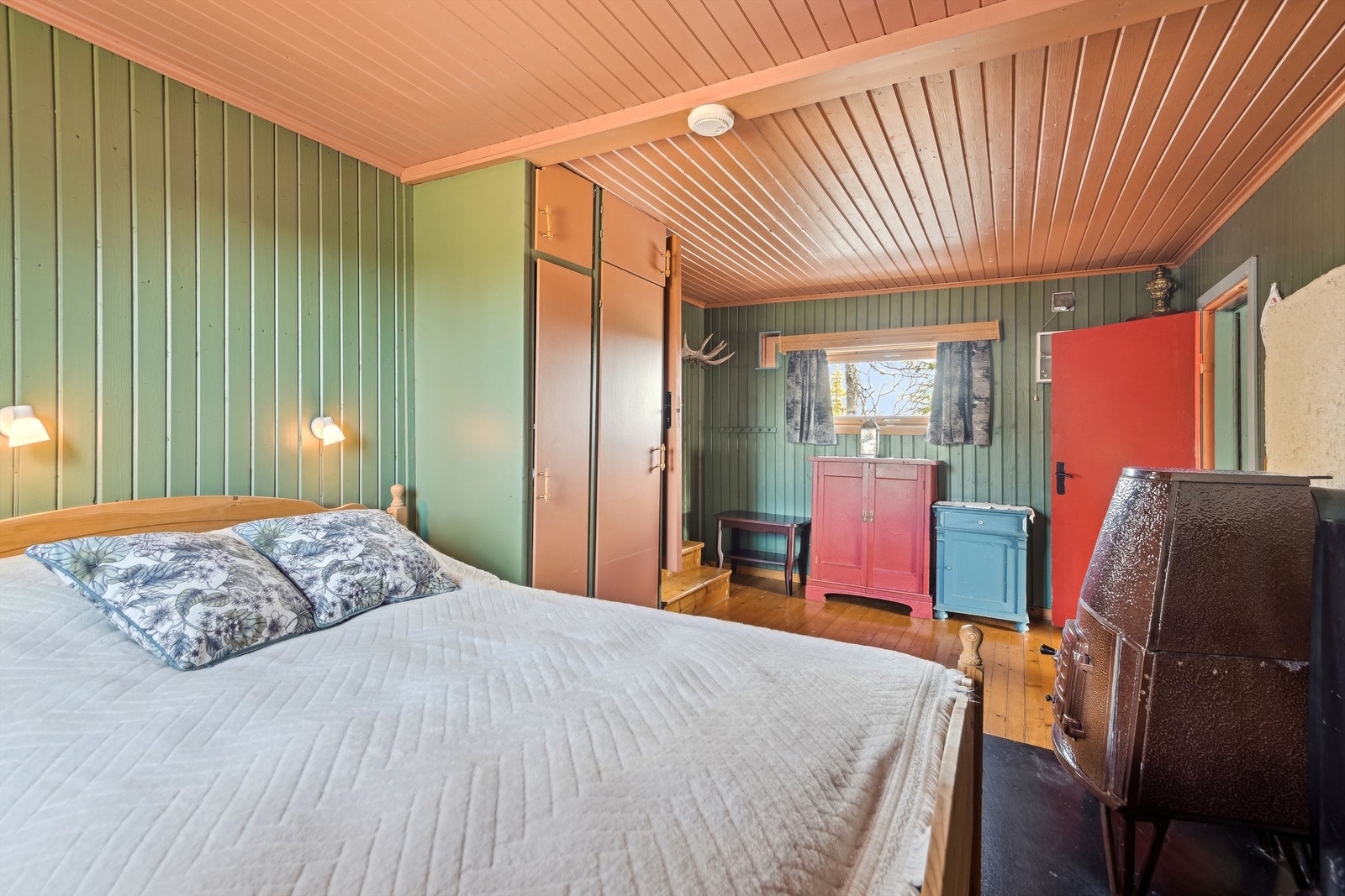 Soverommet har plassbygd garderobe Galleribilde