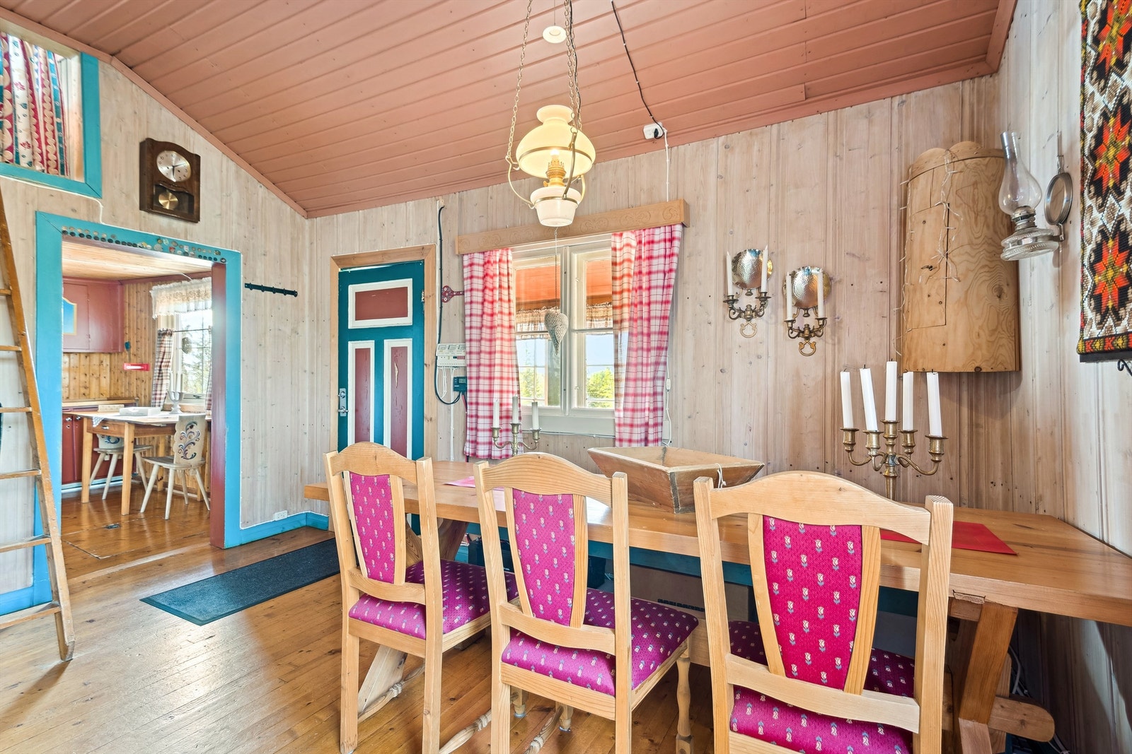 Flere vinduer gir utsyn mot naturtomten og slipper inn rikelig med dagslys. Galleribilde