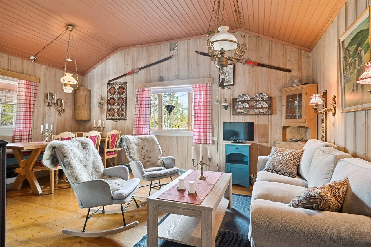 I hjertet av hytta finner du en koselig stue Galleribilde