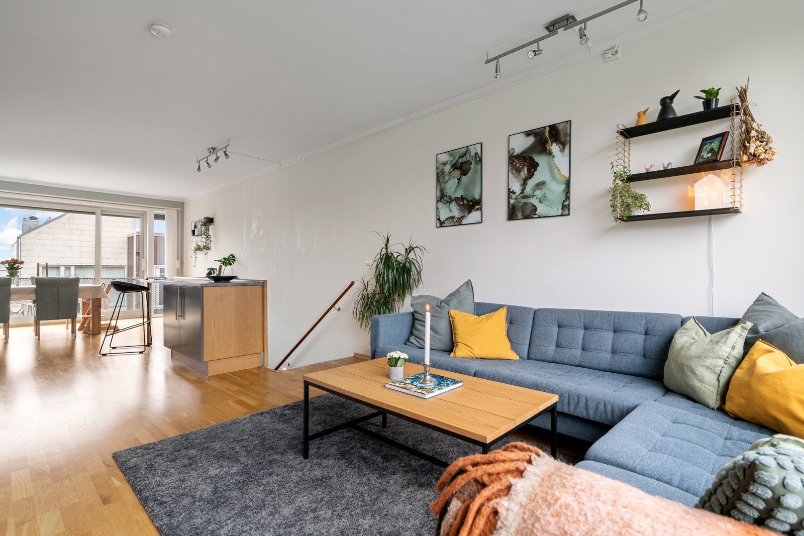 Etasjen bærer preg av en romslig og åpen utførelse med plass til flere oppholdssoner. Galleribilde