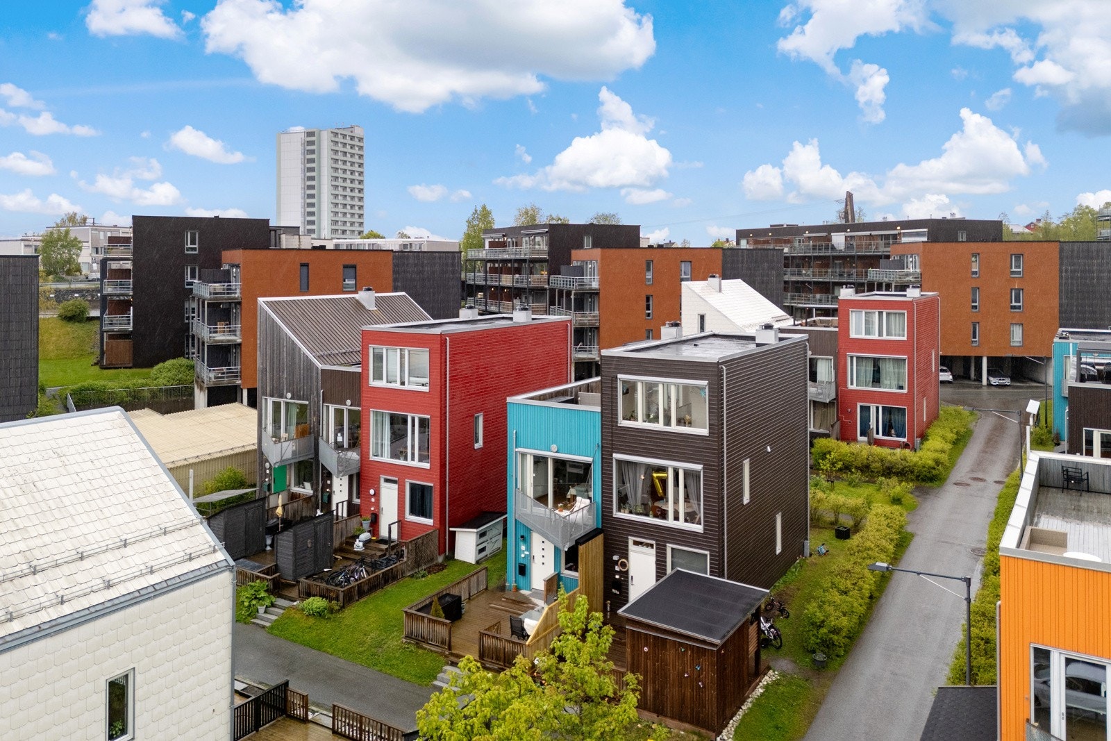 Proaktiv Eiendomsmegling v/Lisbeth Kristengård har gleden av å ønske velkommen til en flott familiebolig med svært god beliggenhet på Utleir. Galleribilde