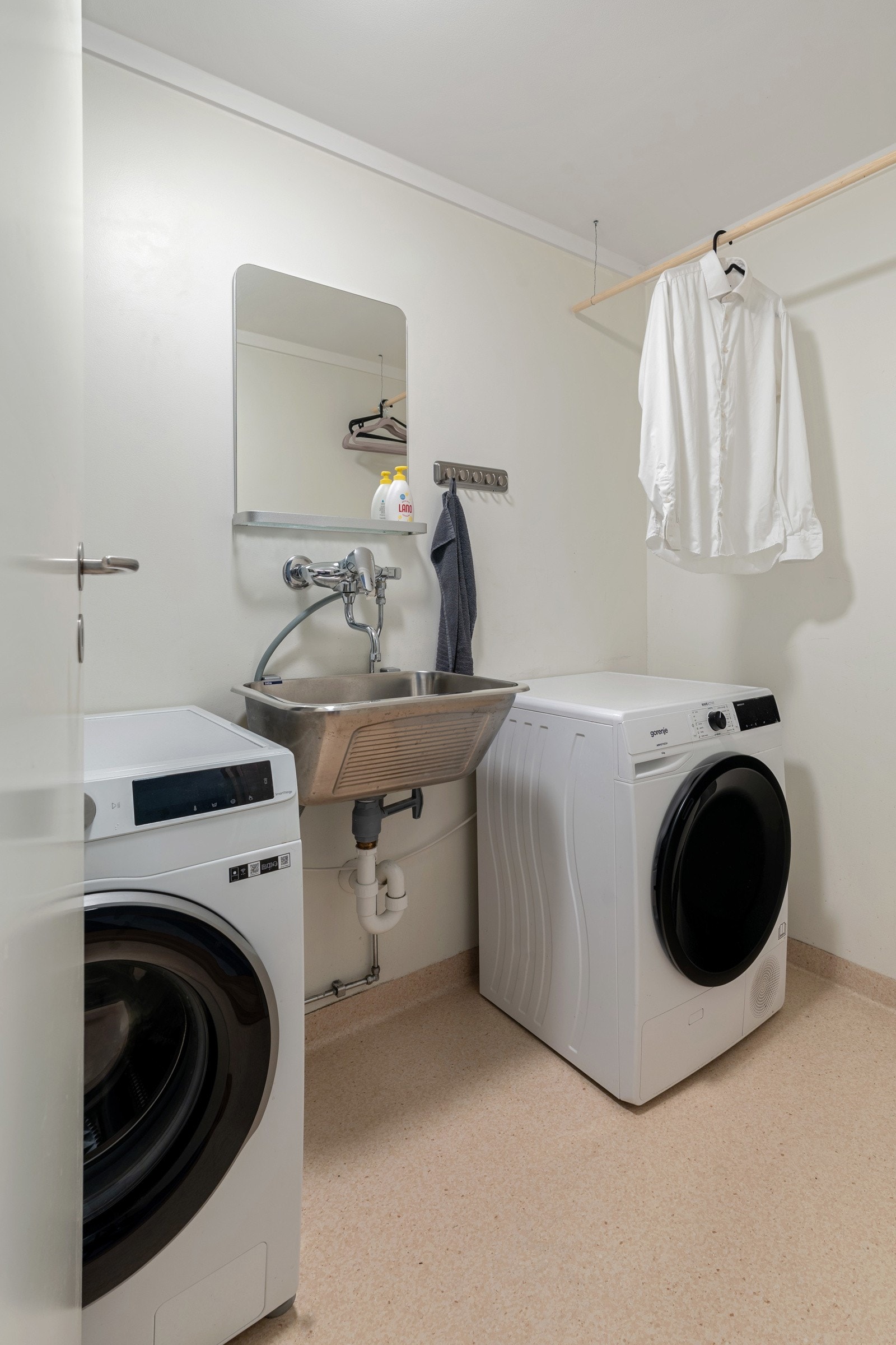 Vaskerommet er innredet med belegg på gulv, og utstyrt med opplegg for vaskemaskin, utslagsvask, toalett og stang til oppbevaring. Galleribilde