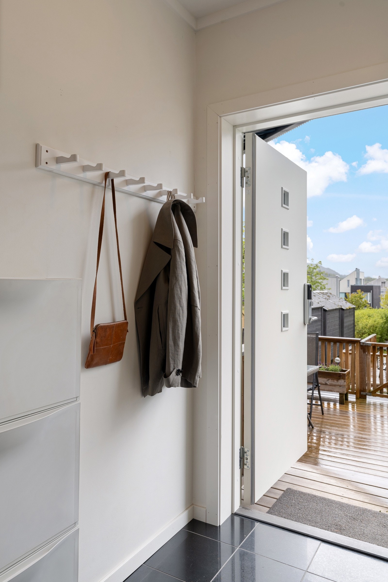 Det er også plass til sko i et praktisk skoskap og knagger for å henge opp ytterklær. Galleribilde