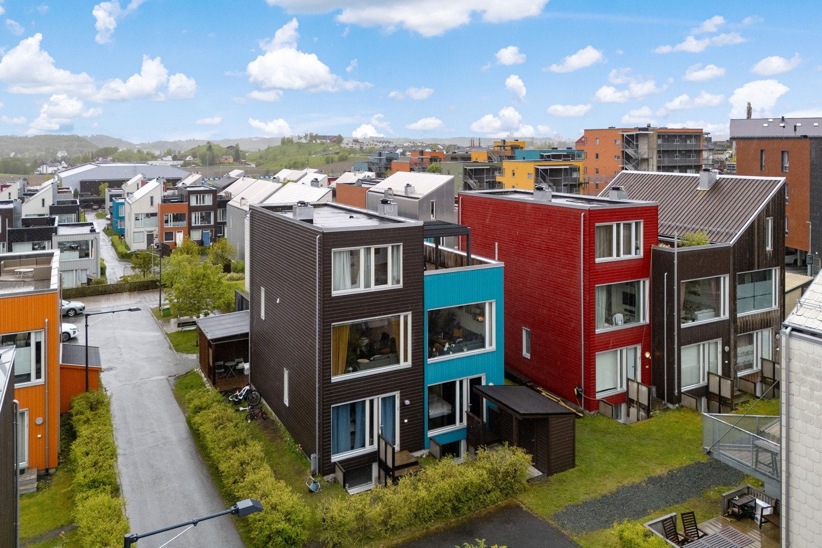 På baksiden disponerer man et nordvendt uteareal hvor det er satt opp en praktisk sportsbod (2020) til oppbevaring av sykler, sportsutstyr, barnevogner og lignende. I tillegg har boden innlagt strøm og utenfor er det overbygg med downlights. Galleribilde