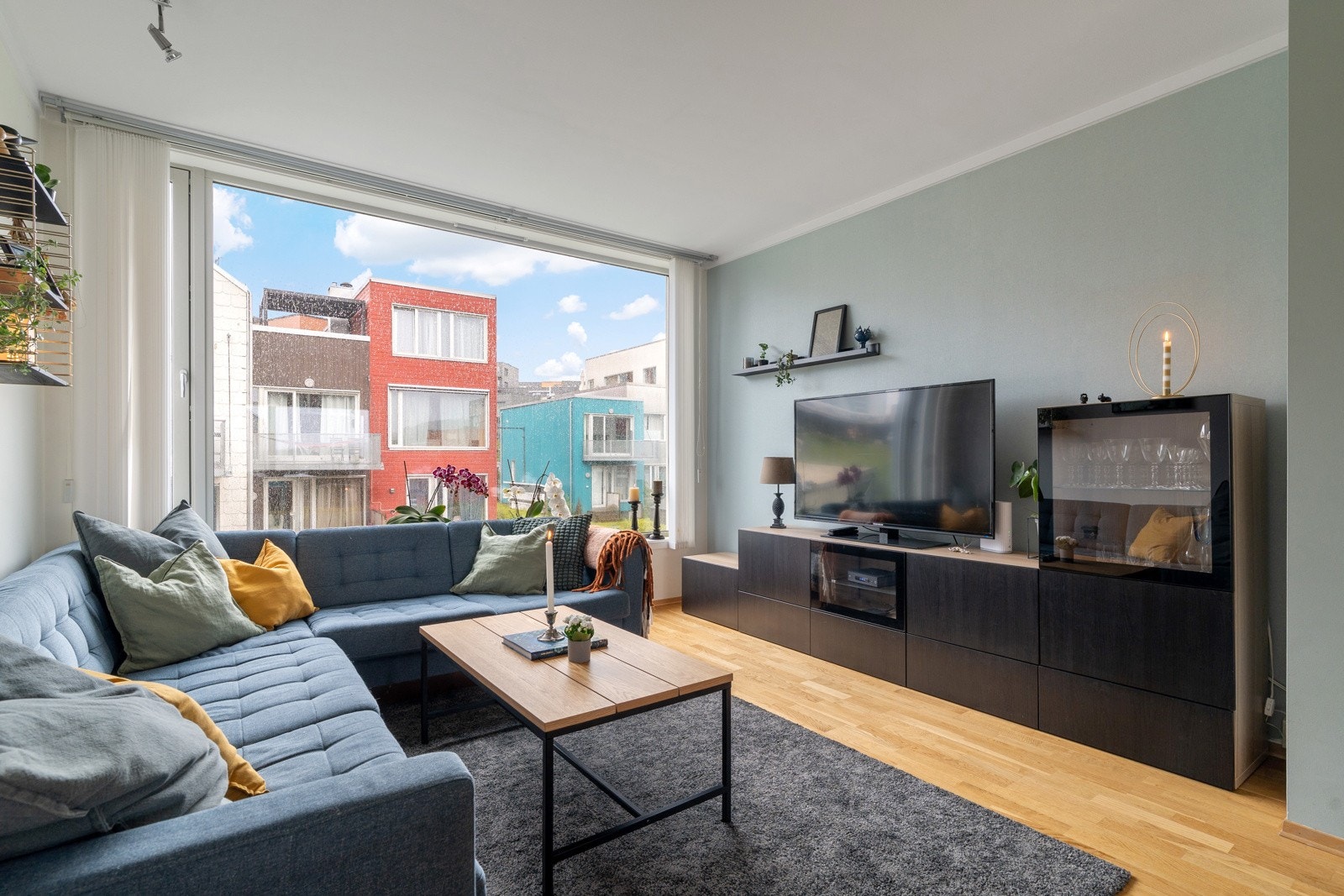 Rekkehuset varmes opp via fjernvarme, som skaper rimelige og forutsigbare bokostnader gjennom alle årstider. Galleribilde