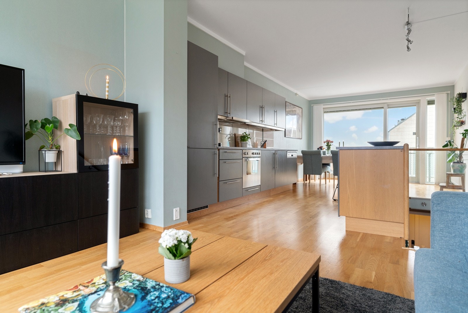 Tar man trappeløpet opp til hovedetasjen ankommer man et oppholdsrom på 38 kvm bestående av stue, spisestue og et tidløst kjøkken i en grå utførelse. Galleribilde