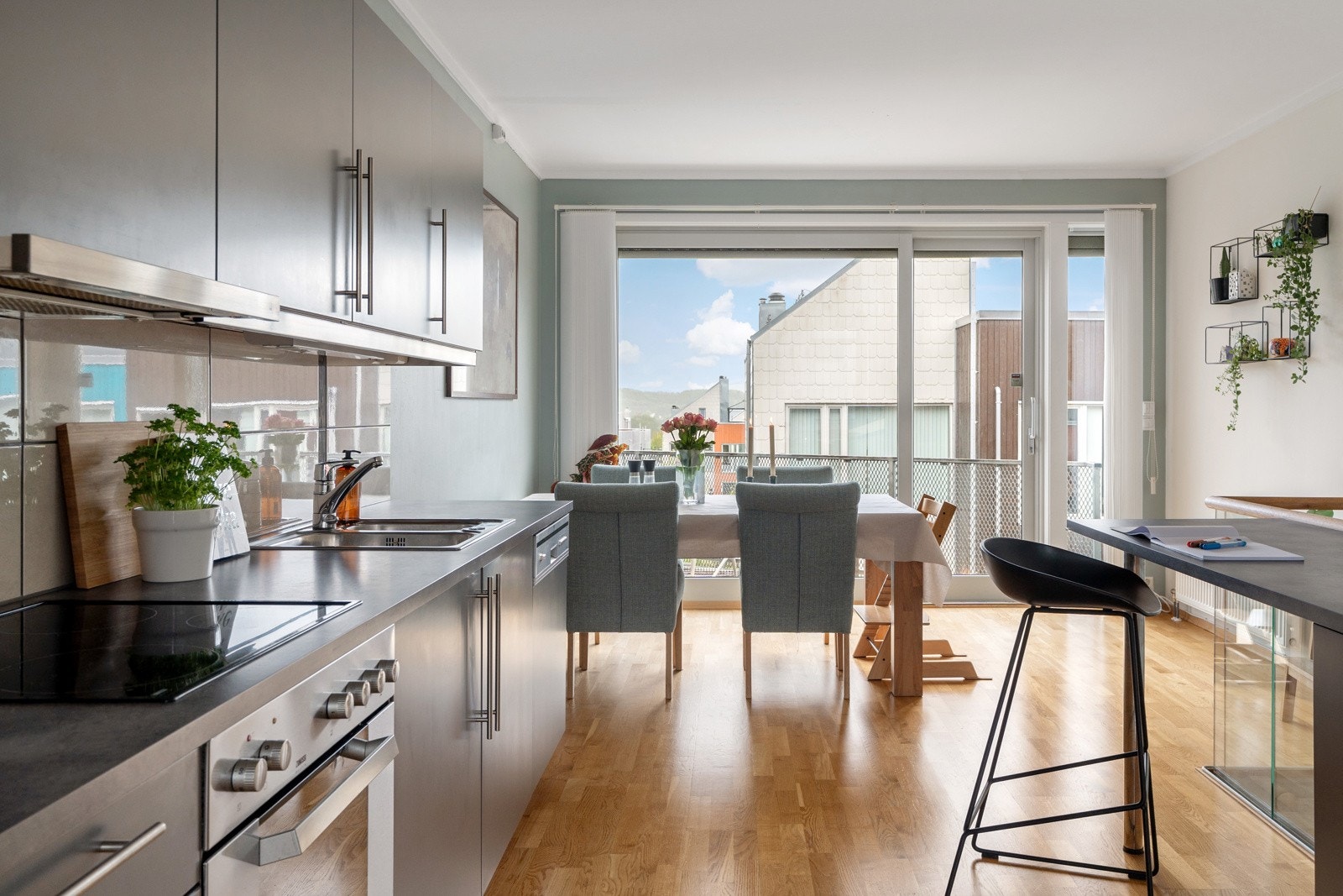 Oppholdsrommet oppleves særdeles lyst og luftig, med store vindusflater på begge yttervegger. Galleribilde