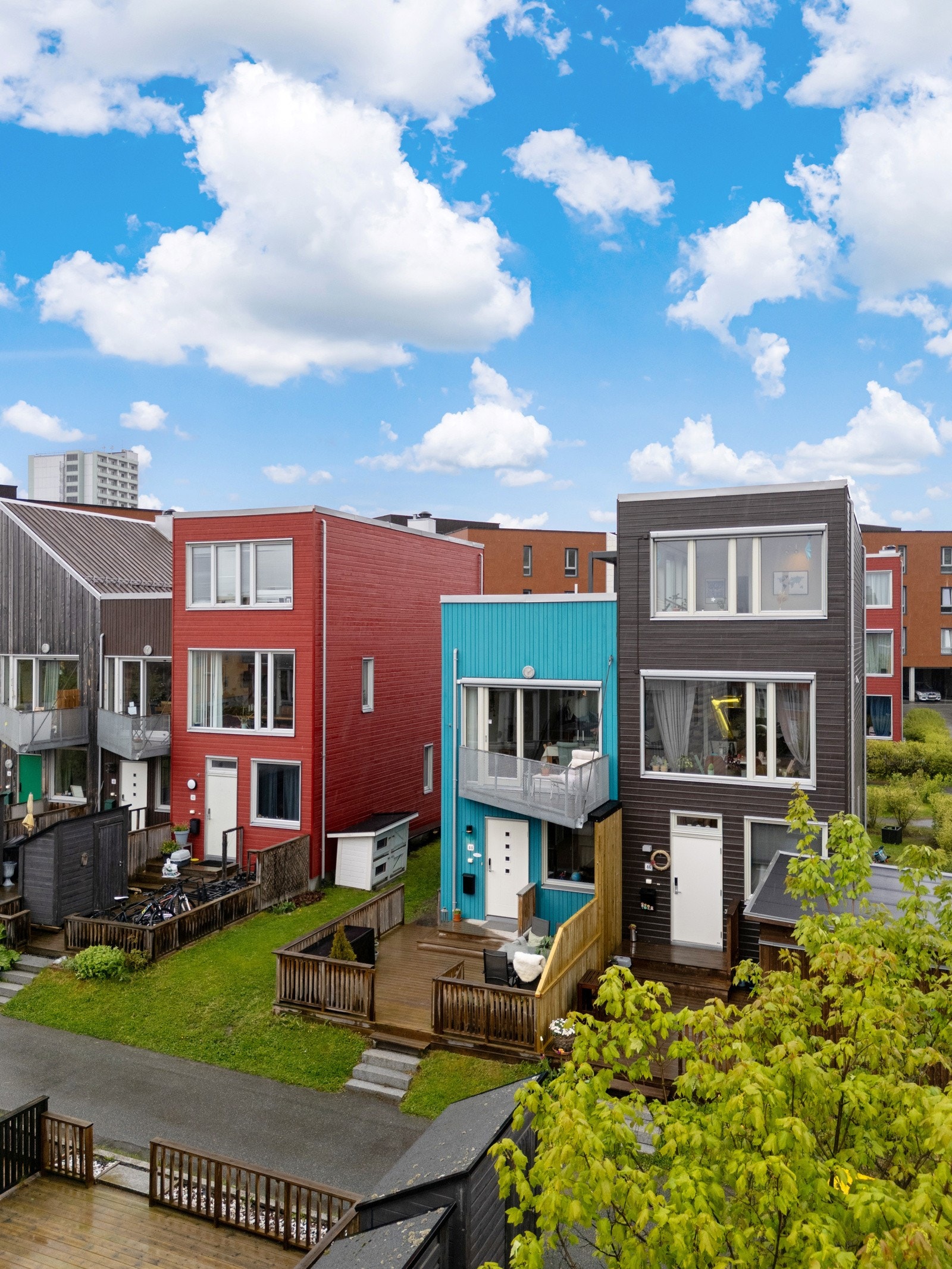 Rekkehuset strekker seg over 3 plan inkludert kjeller, og nyter en solrik beliggenhet i et familievennlig boligfelt. Galleribilde