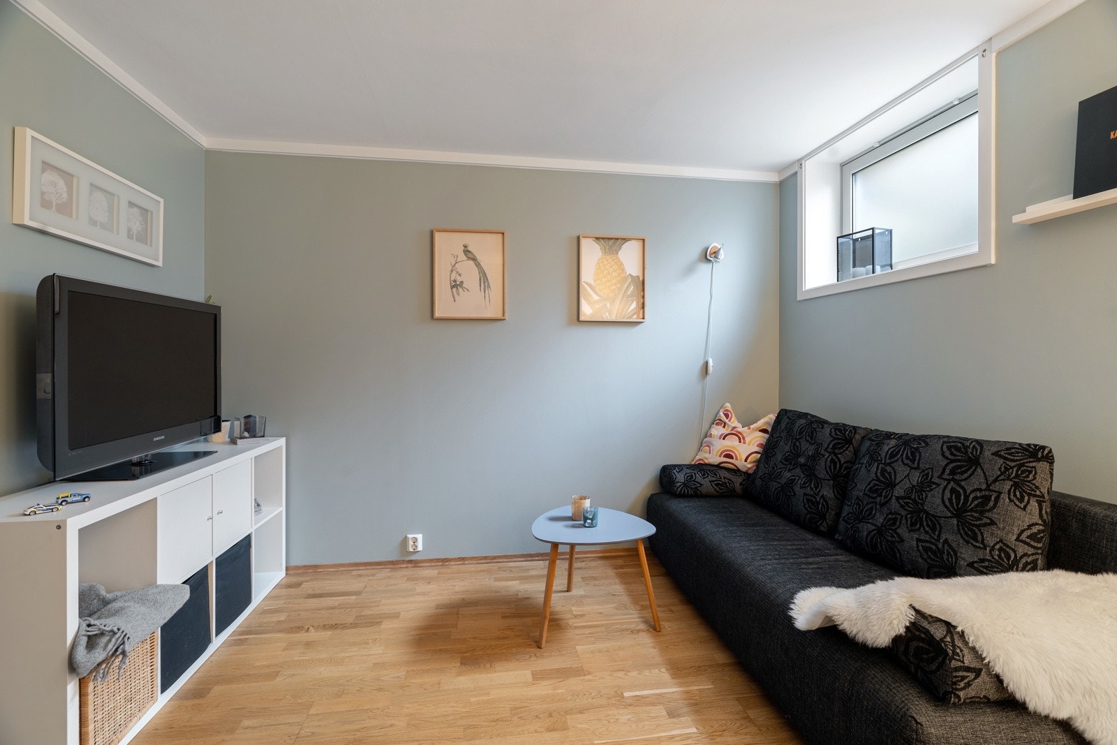 Kjelleretasjen består av gang som er innredet som kjellerstue (byggemeldt som bod), soverom og vaskerom. Galleribilde