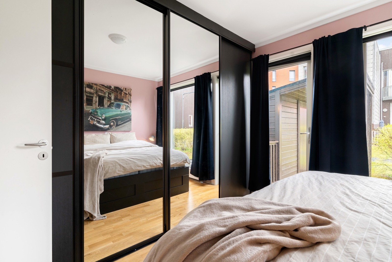 Hovedsoverommet har en stor skyvedørsgarderobe med speilfronter samt utgang til bakgården hvor el-sykkelen kan stå under tak til lading. Galleribilde