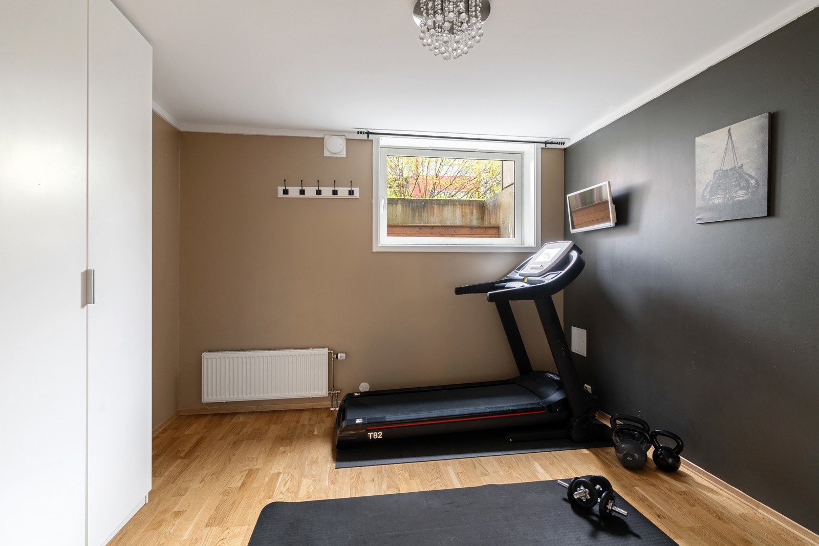 Soverommet måler 12 kvm og er innredet som treningsrom av dagens eier. Galleribilde