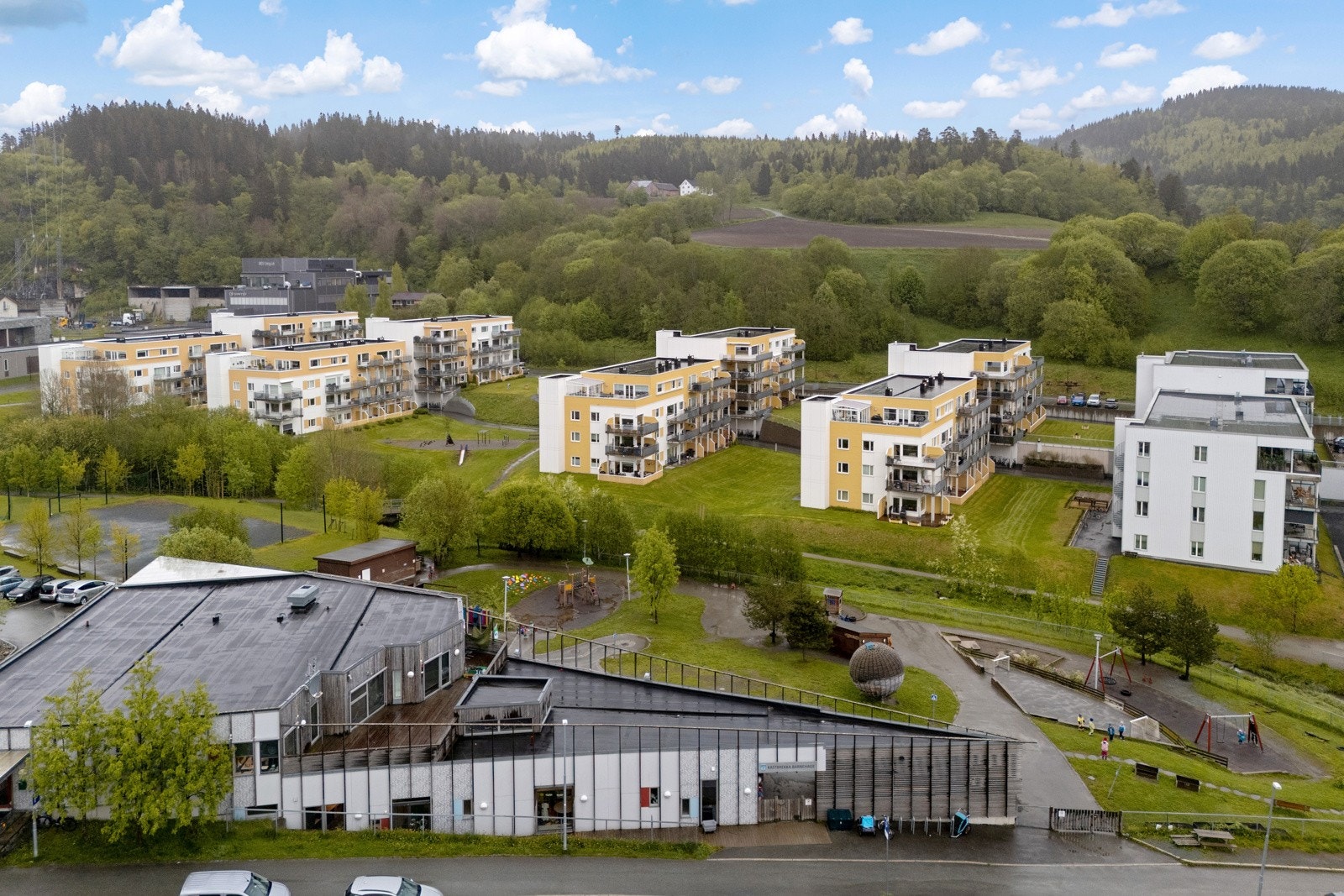 Det er kun få meter til Kastbrekka barnehage. Galleribilde