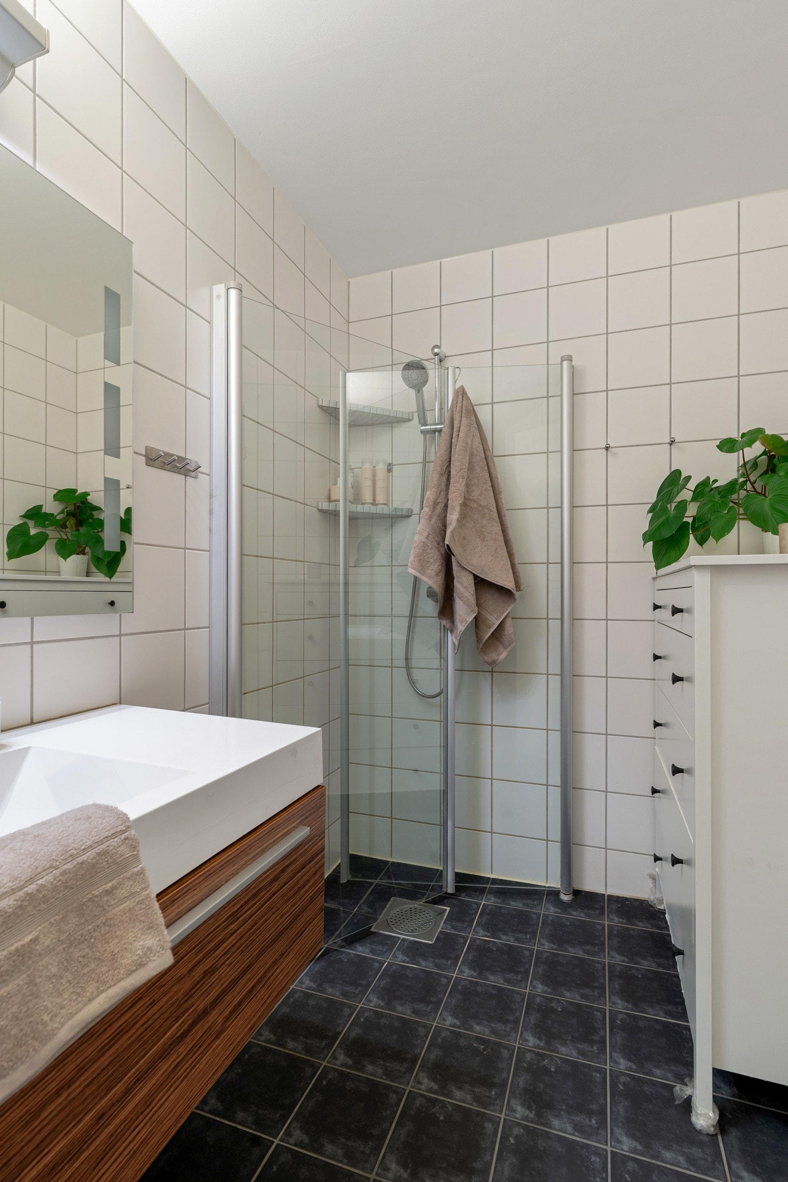 Her får man et dusjhjørne med innfellbare dører som frigjør plass på gulvet. Galleribilde