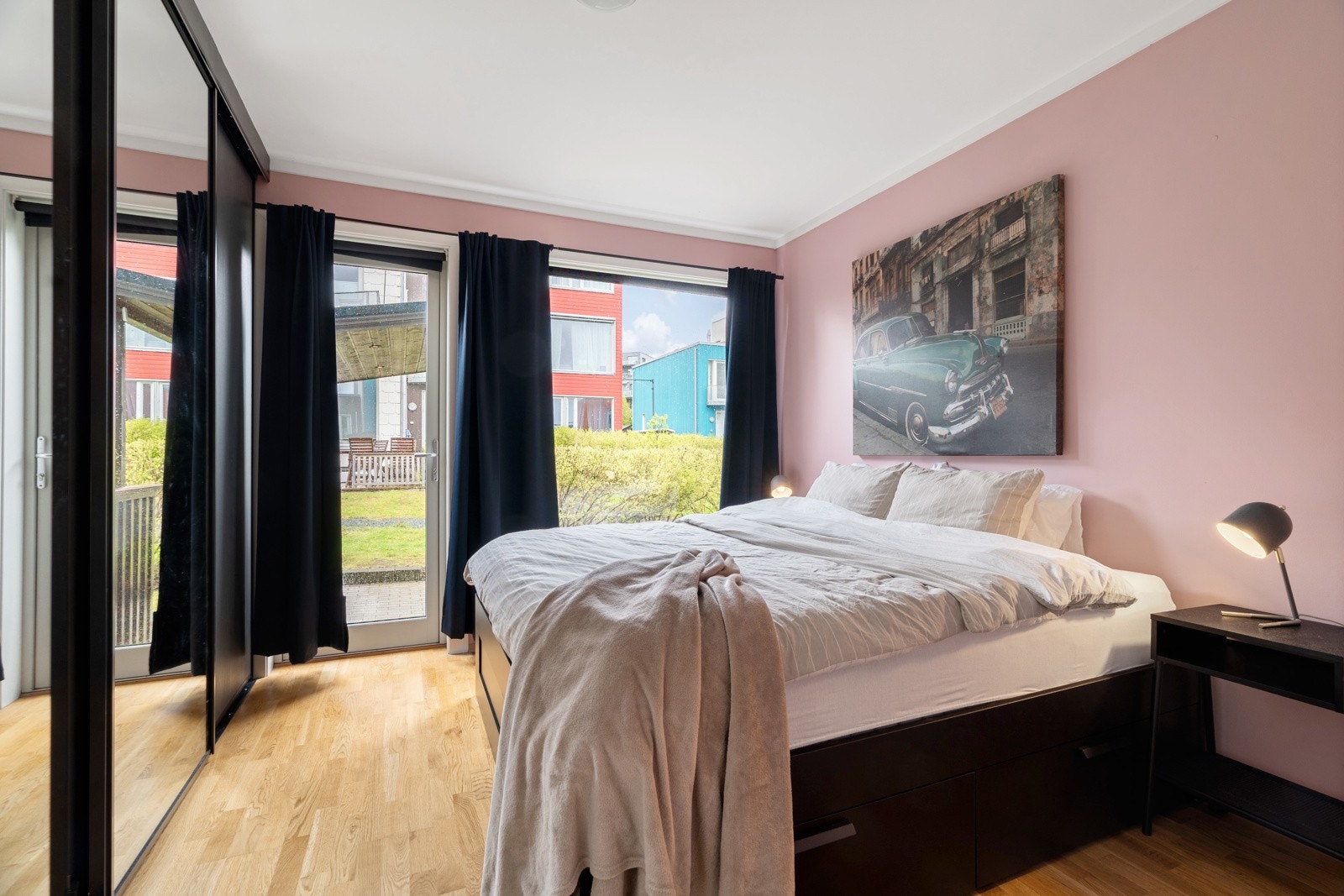 Det er tre fine soverom i rekkehuset, og alle er pent pusset opp i tidsmessige fargetoner. Store vindu sørger for rikt, naturlig lysinnslipp og gode luftemuligheter. Galleribilde