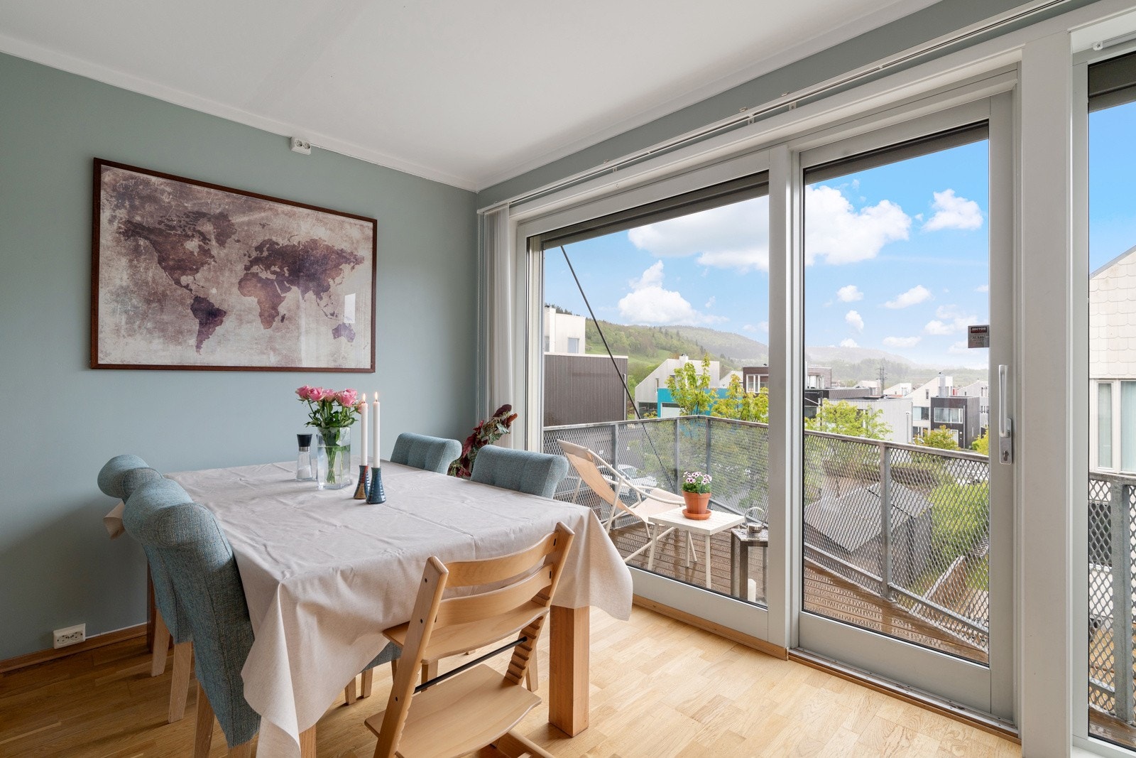 Mye godt naturlig innslipp via store vindusflater. Galleribilde