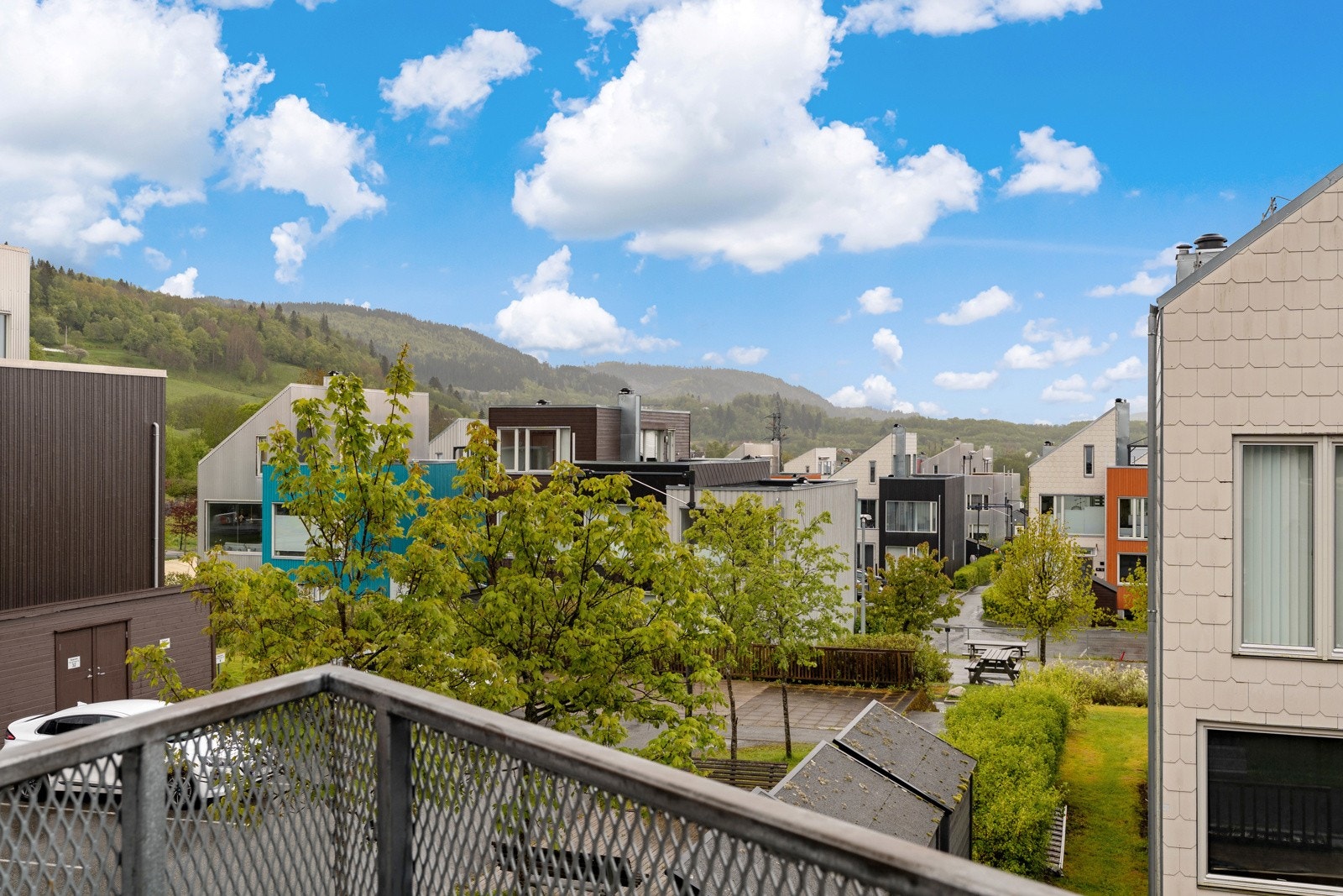 Rekkehuset har en fin plassering i feltet og nyter et fint utsyn over området. Galleribilde