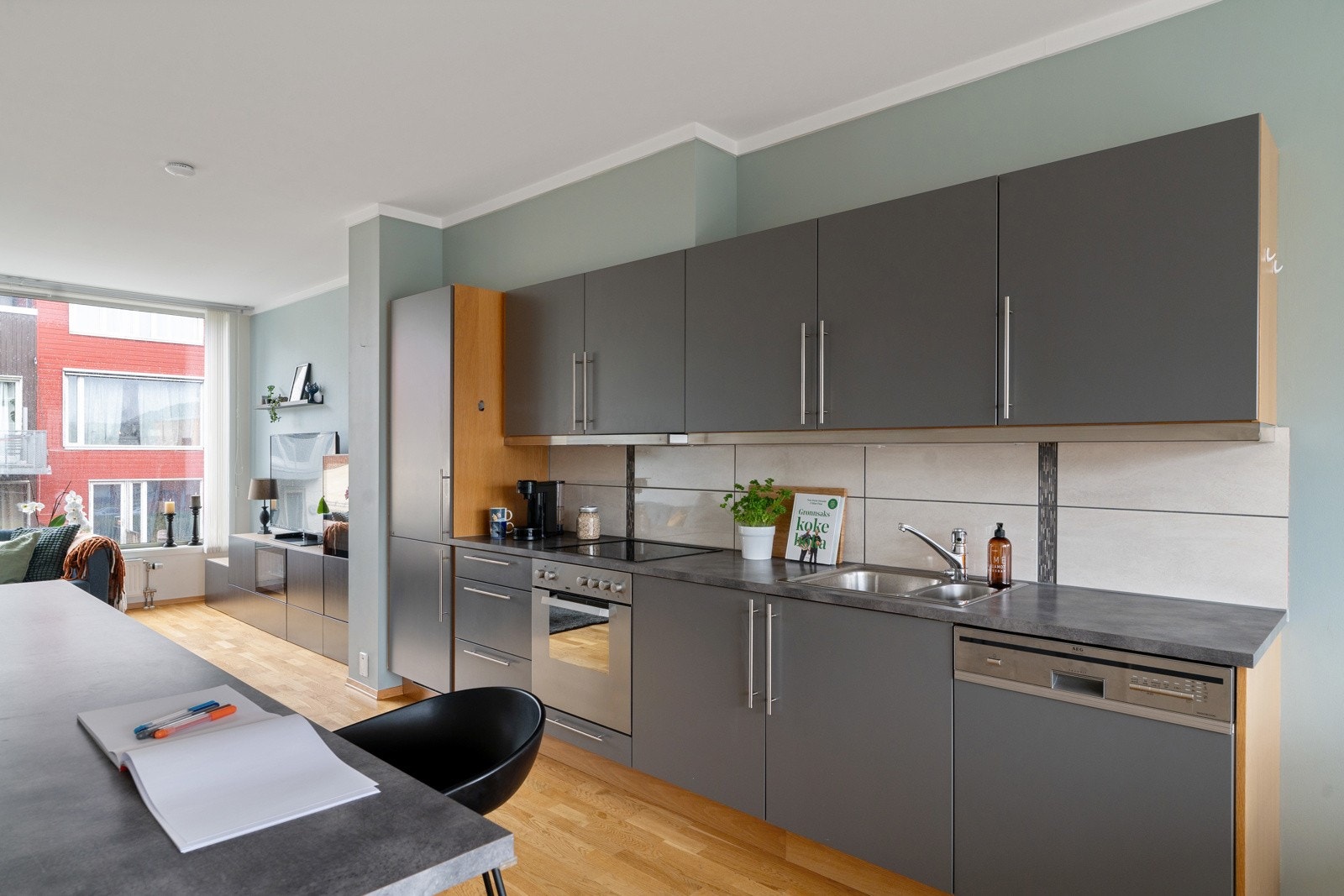 Det er integrerte hvitevarer i form av stekeovn, induksjonstopp, oppvaskmaskin og kombiskap. Galleribilde