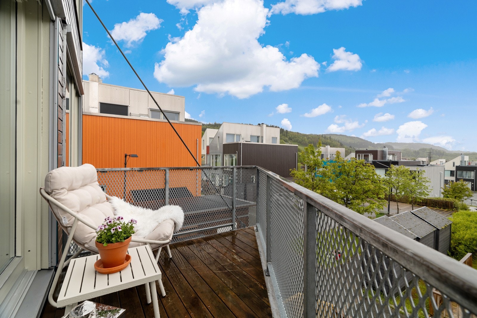 Balkongen måler 4 kvm med plass til en liten sittegruppe. Galleribilde
