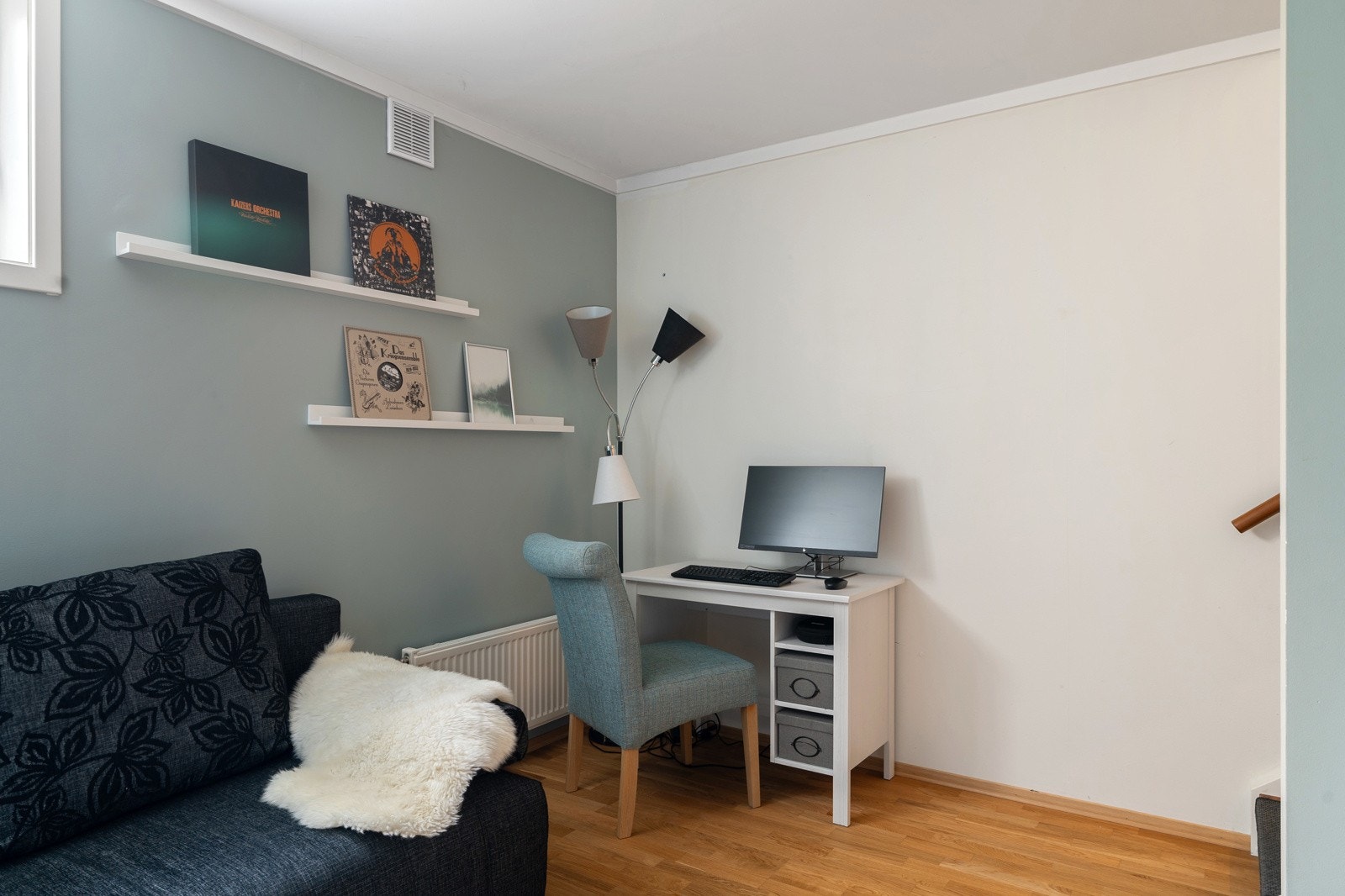 Kjellerstuen er av romslig karakter og gir ekstra boltreplass for hele familien. Kjellerstuen har ulike bruksmuligheter samt uttak for kabel-tv/internett. Galleribilde