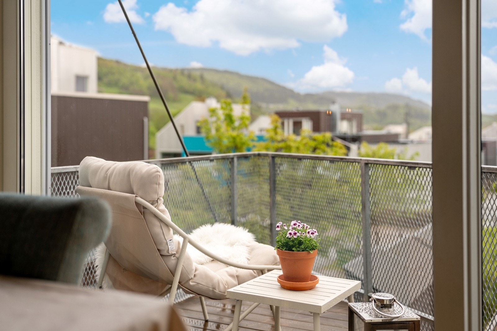 Fin sørvendt uteplass hvor man kan nyte frokost, lunsj og middag ute i solen Galleribilde