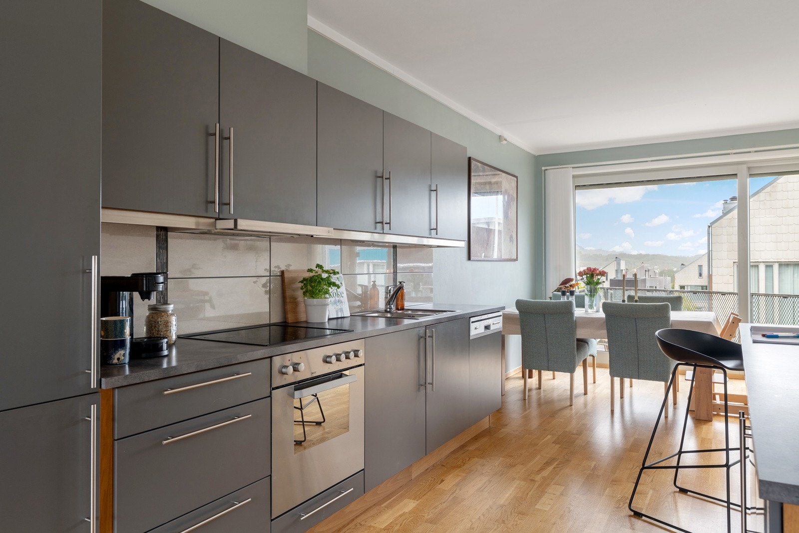 Kjøkkenet har en tidløs innredning med gode arbeidsflater, praktiske løsninger og rikelig med oppbevaringsplass. Galleribilde