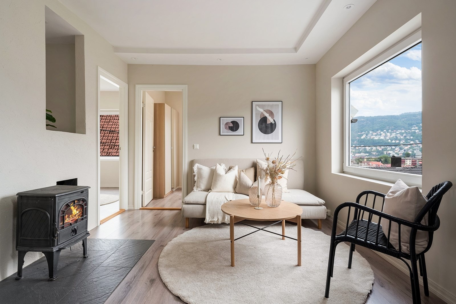 - Åpen stue- og kjøkkenløsning med et samlet areal på 27,9 kvm. Rommet har ekstra god takhøyde, noe som gir en luftig og romslig følelse - Galleribilde