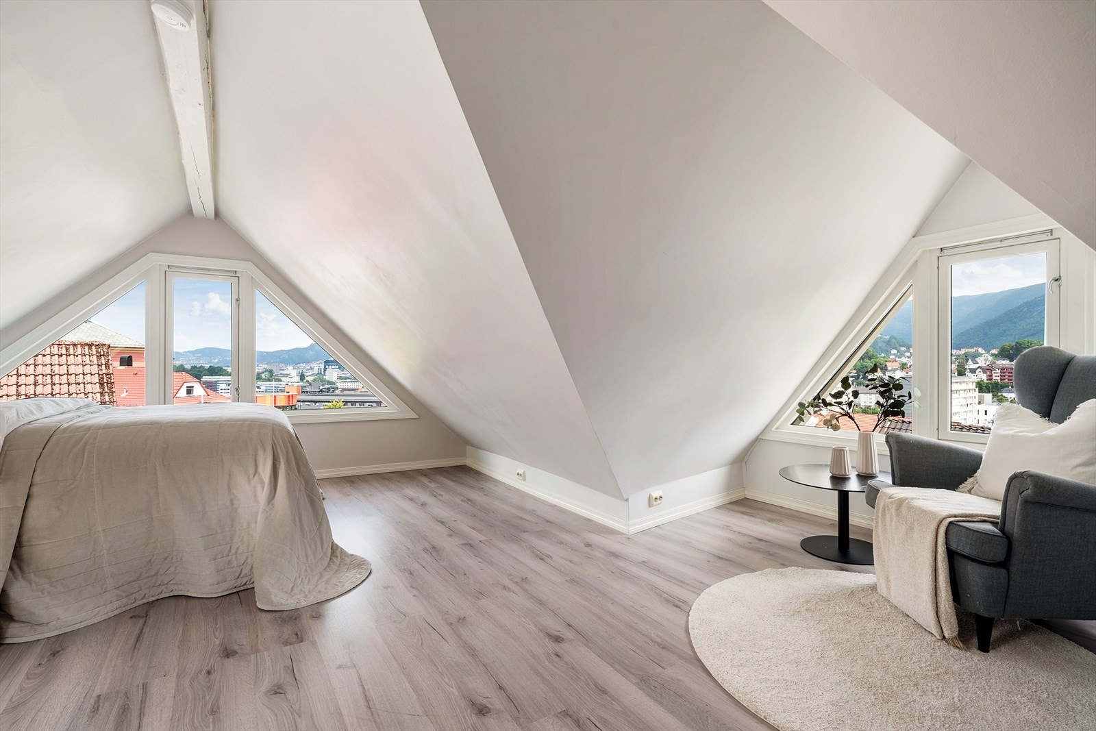 - Rommet har et gulvareal på 34 kvm. Merk trebjelken som er en stilig detalj - Galleribilde