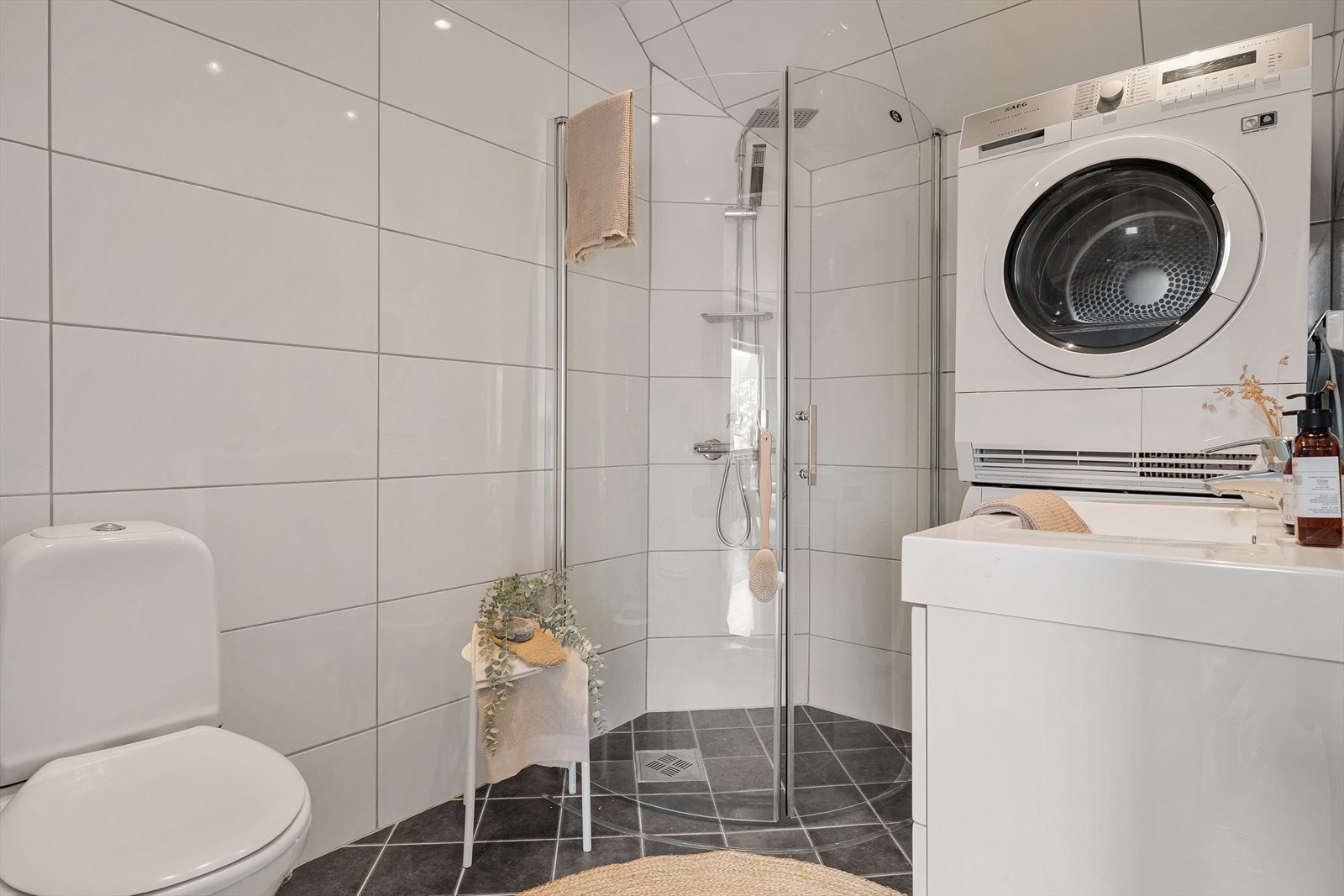 - Badet er innredet med opplegg for vaskemaskin, regnfallsdusj og innfellbare dusjdører - Galleribilde