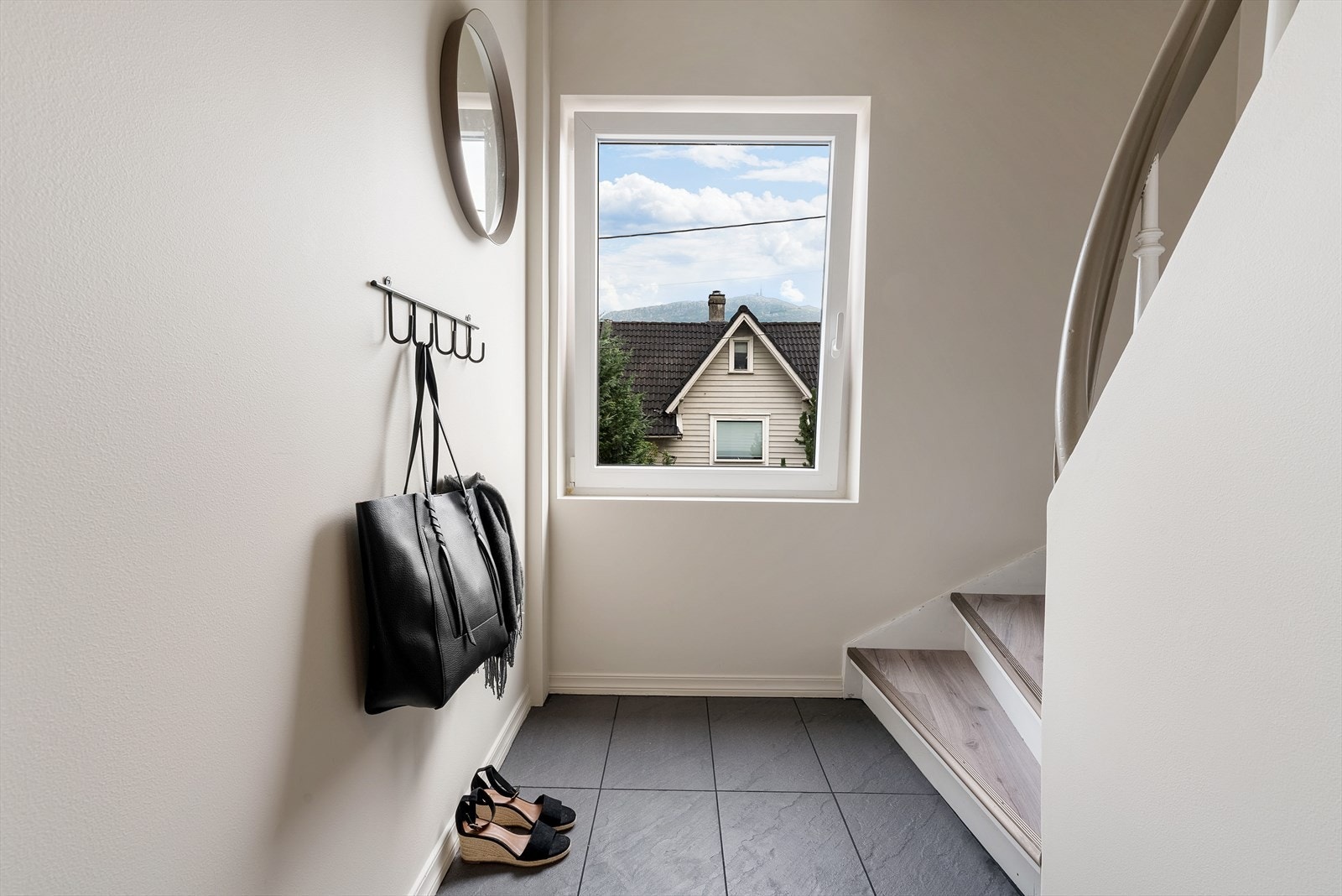 - Innbydende entré med flislagt gulv - et vedlikeholdsvennlig valg. Merk flere vinduer skiftet i 2014 - Galleribilde