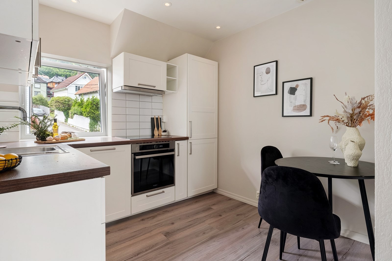 - Merk flislagt vegg over kjøkkenbenk, en praktisk og vedlikeholdsvennlig løsning - Galleribilde