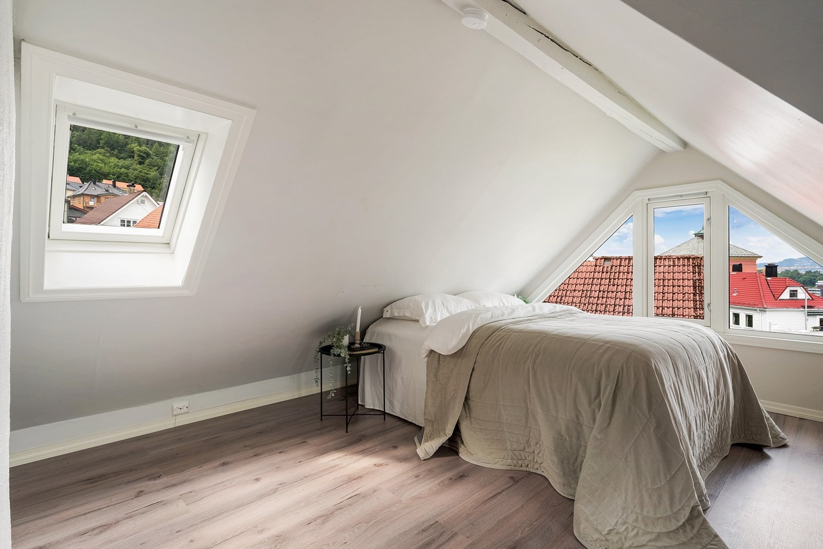 - Godt lysinnslipp fra flere vinduer gir en åpent og luftig romfølelse, til tross for skråtaket - Galleribilde