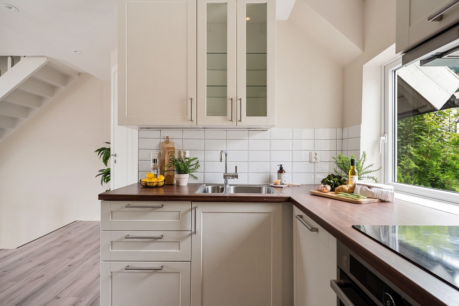 - Klassisk kjøkkeninnredning fra IKEA med profilerte fronter og benkeplate i laminat - Galleribilde