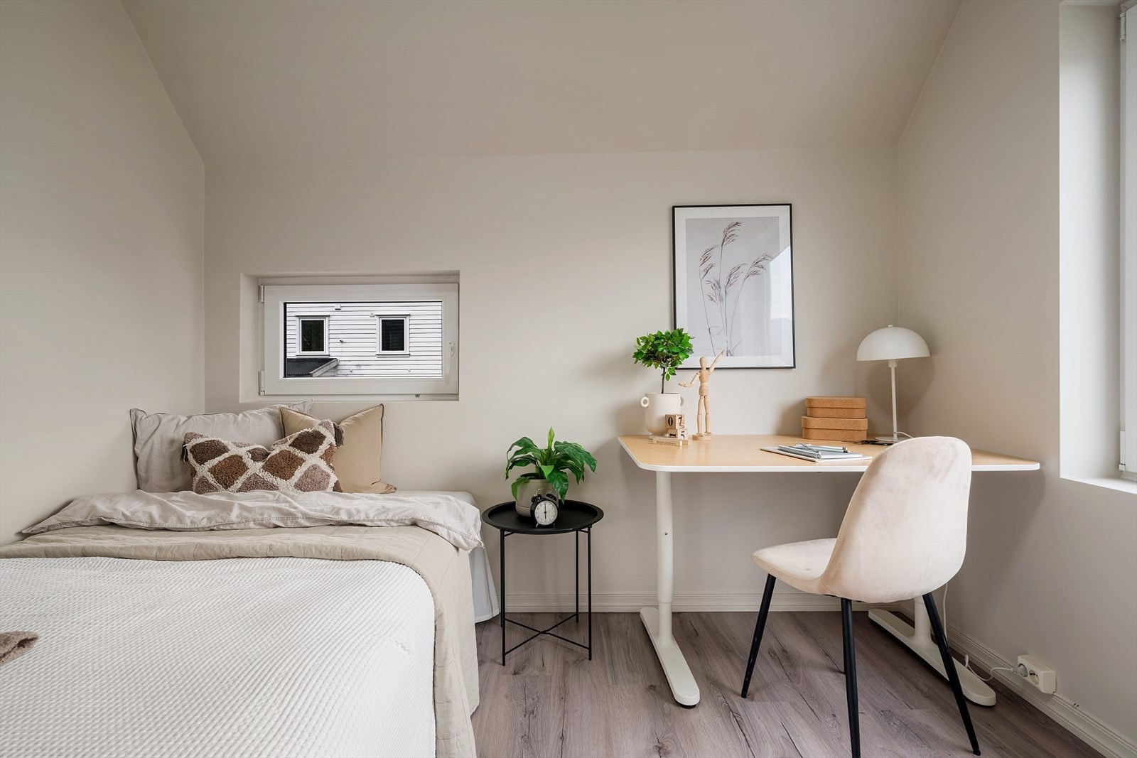 - Her får du rikelig plass til dobbeltseng, skrivebord og garderobe - Galleribilde