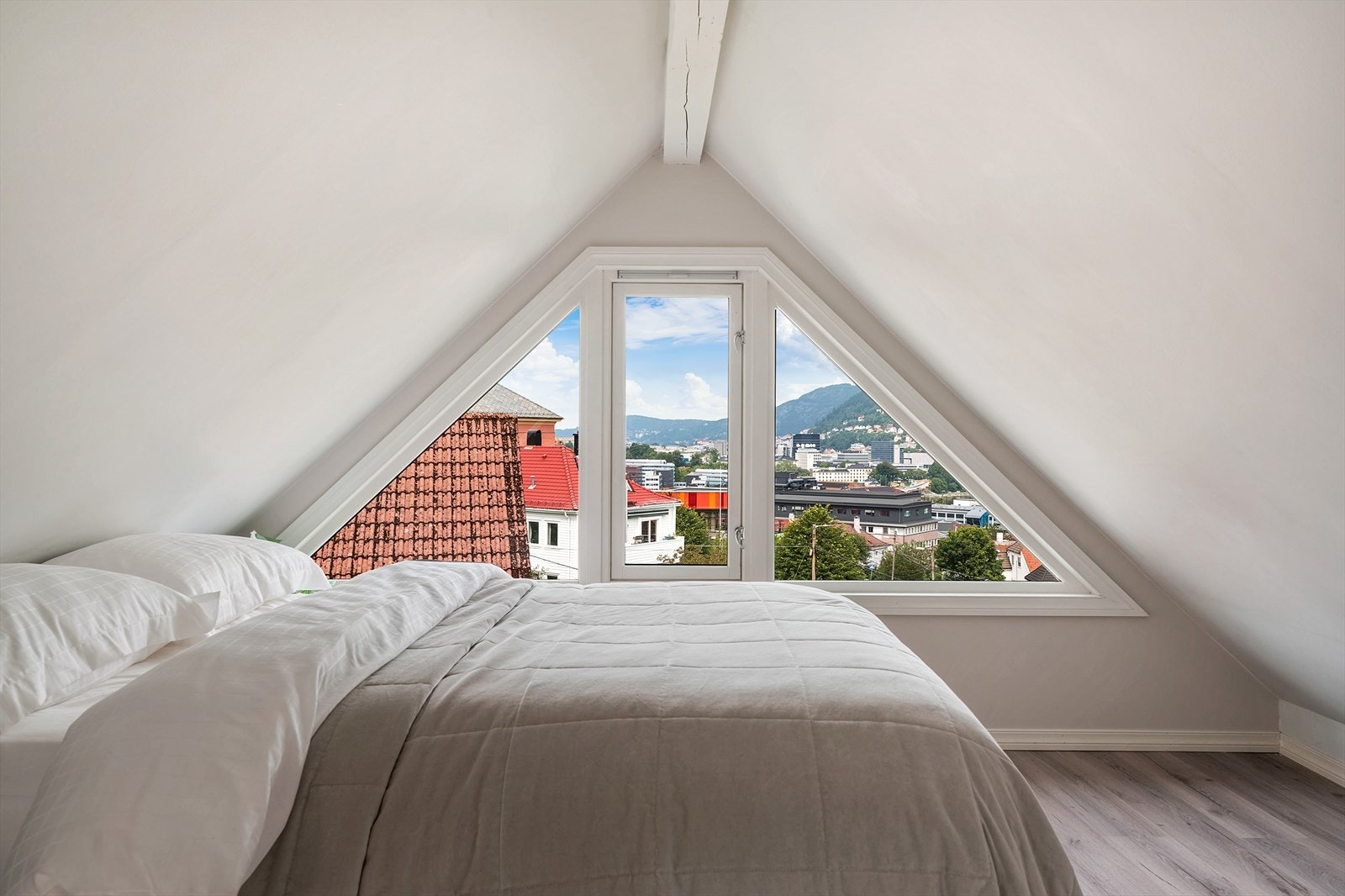 - Rommet er i dag innredet som soverom (ikke godkjent for varig opphold) - Galleribilde