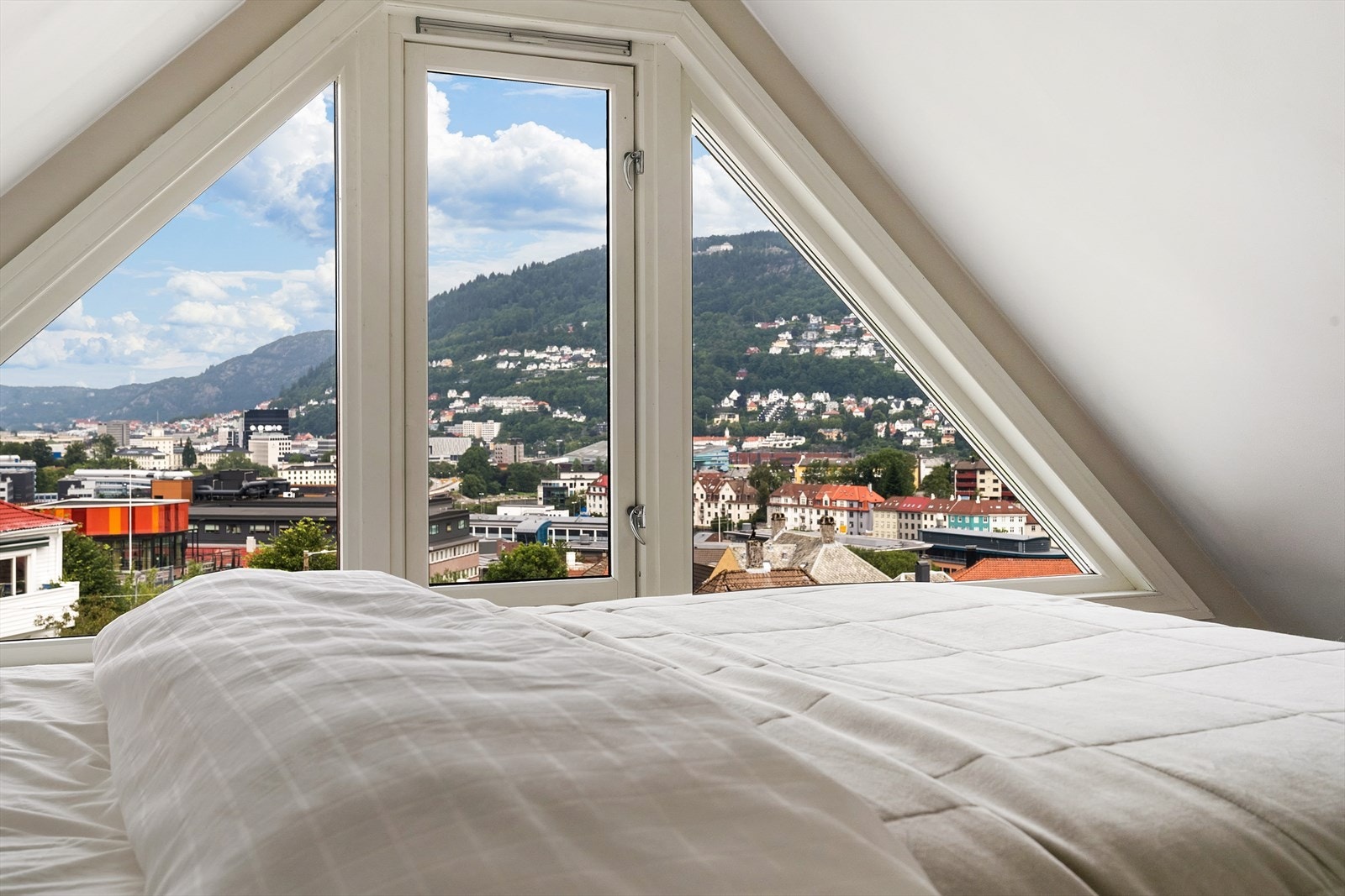 - Her er det store vindusflater som gir en fantastisk utsikt mot Ulriken og byen - Galleribilde