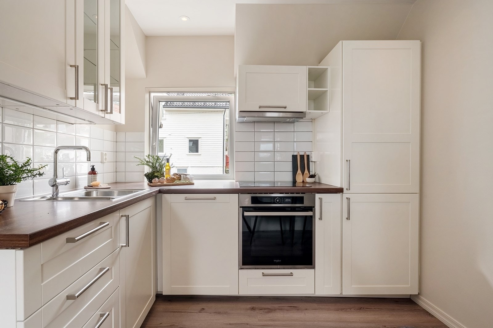 - Lys og innbydende selveierleilighet med sentral beliggenhet, flott utsikt mot Ulriken, peis, to soverom og innredet loftsrom (ikke godkjent for varig opphold) - Galleribilde