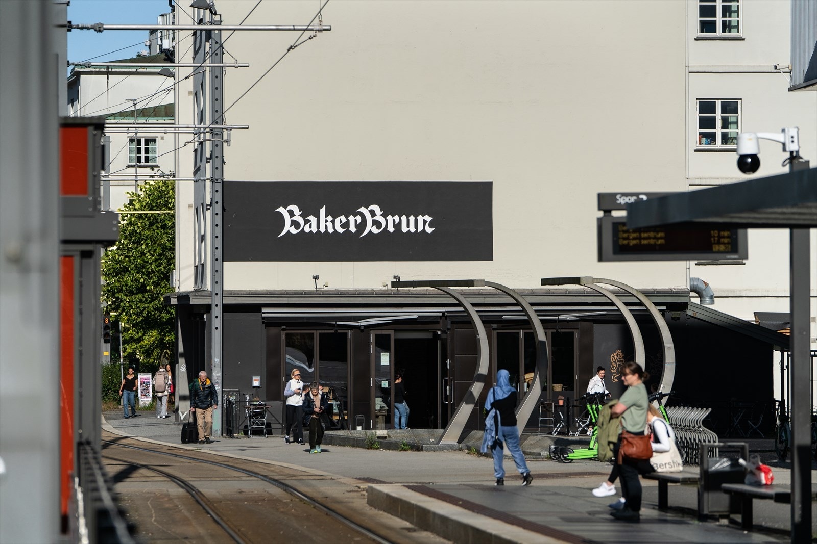 - På Danmarksplass finner du flere koselige kafeer, take-away restauranter, bruktbutikker og dagligvarebutikker - Galleribilde