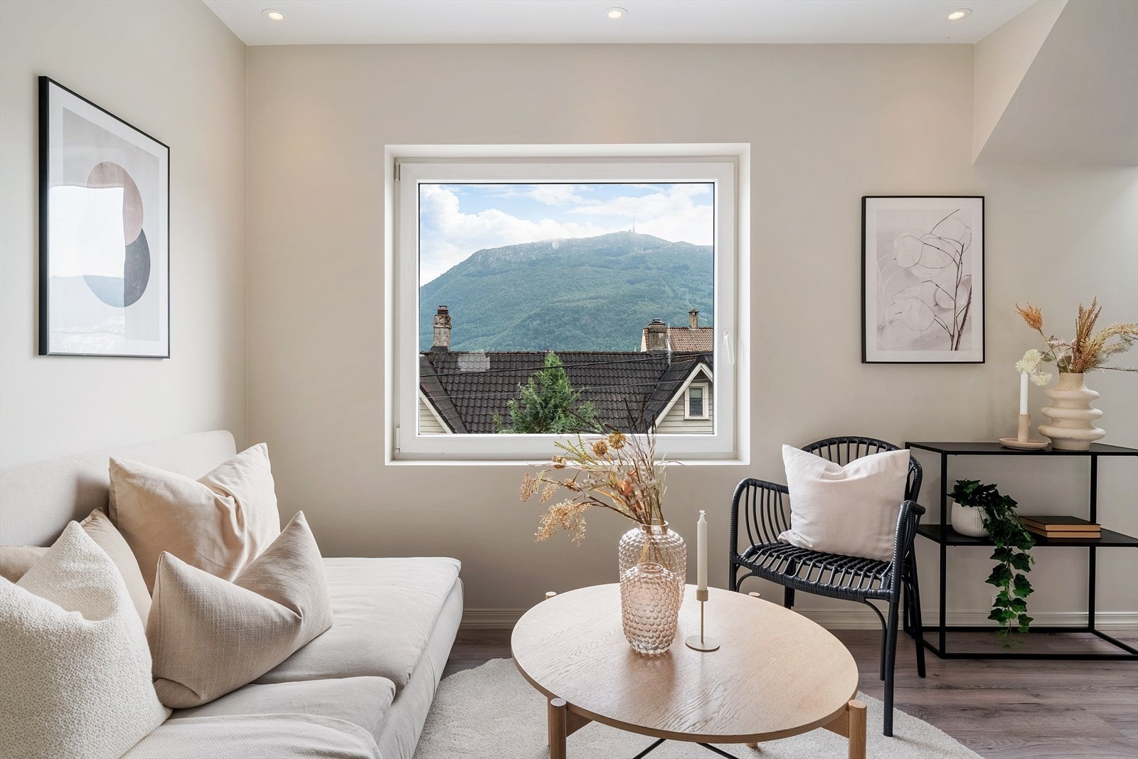 - De store vindusflaten sørger for at du får rikelig med lysinnslipp og en nydelig utsikt mot Ulriken - Galleribilde