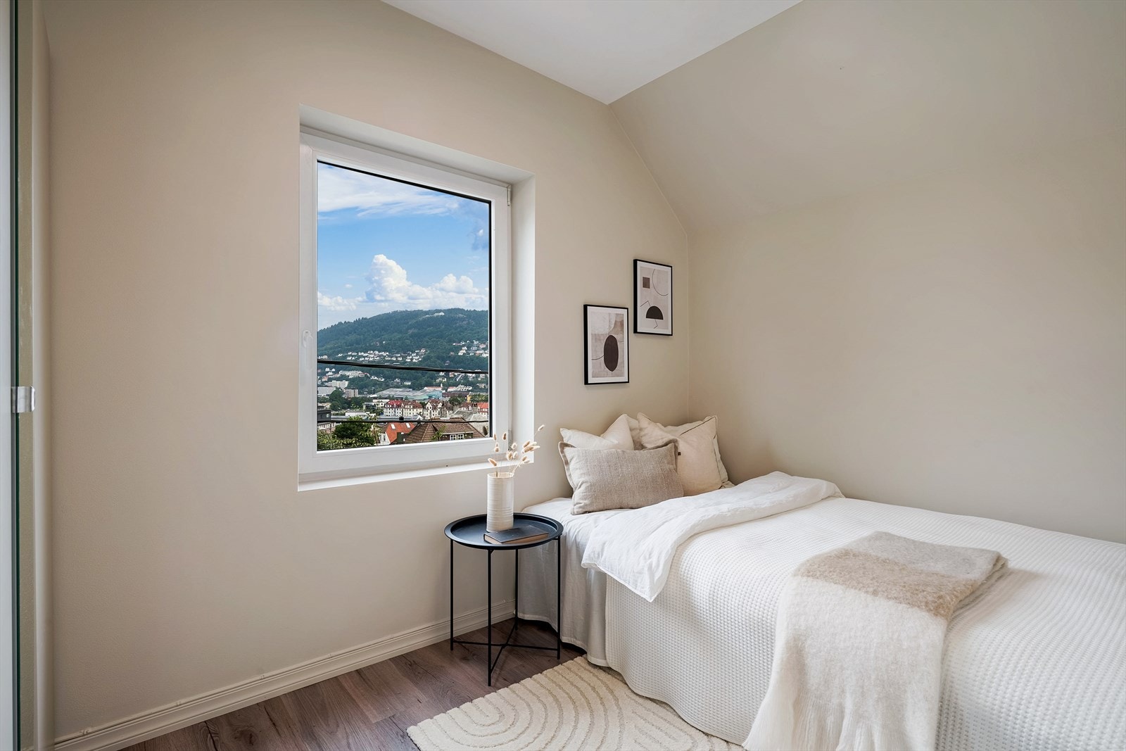 - Lyse og fine fargevalg gjennomgående i hele leiligheten som gjør at du enkelt kan sette ditt eget preg - Galleribilde