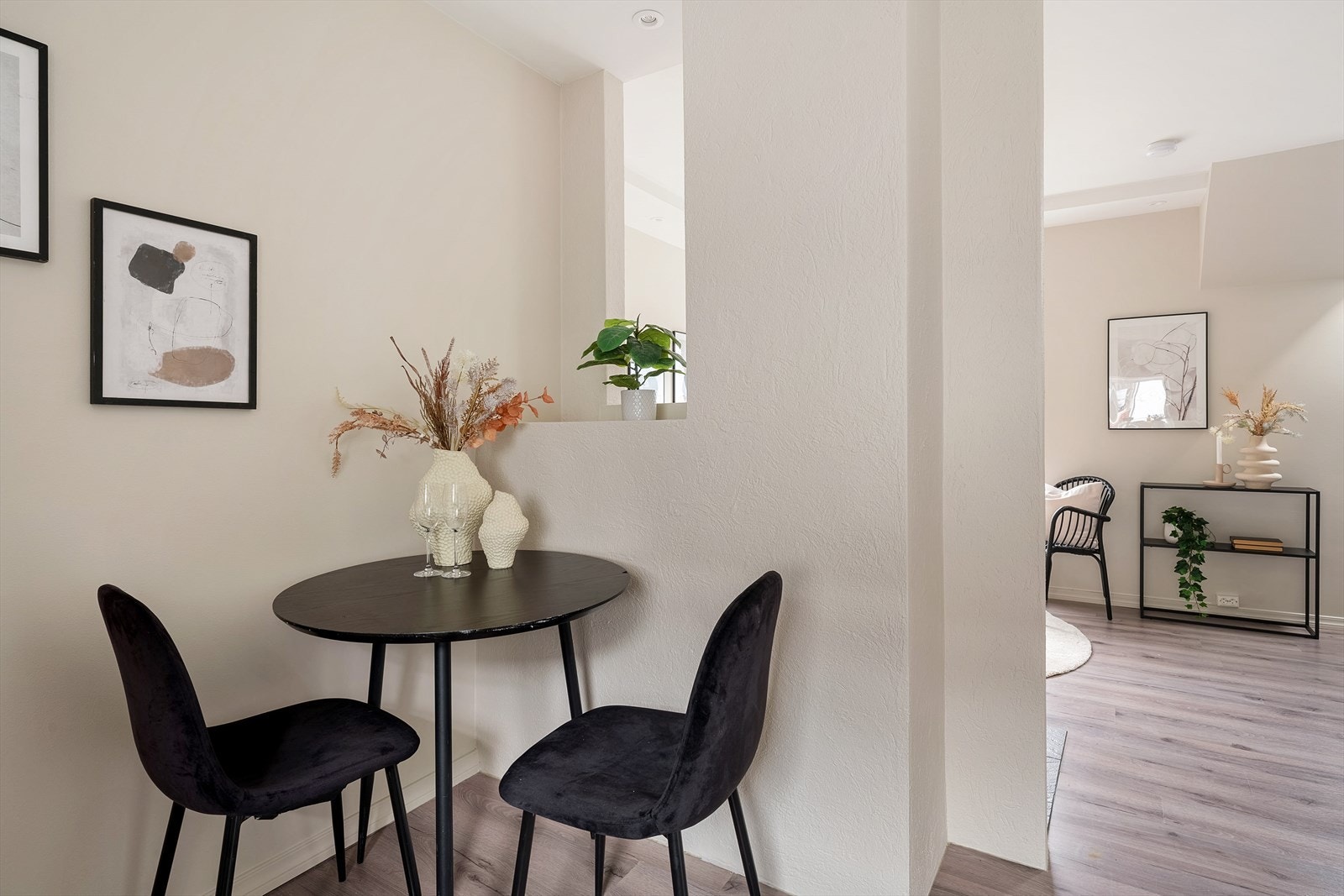 - Alle vegger i hovedetasje og trappeoppgang pusset opp og malt i eiers eiertid - Galleribilde