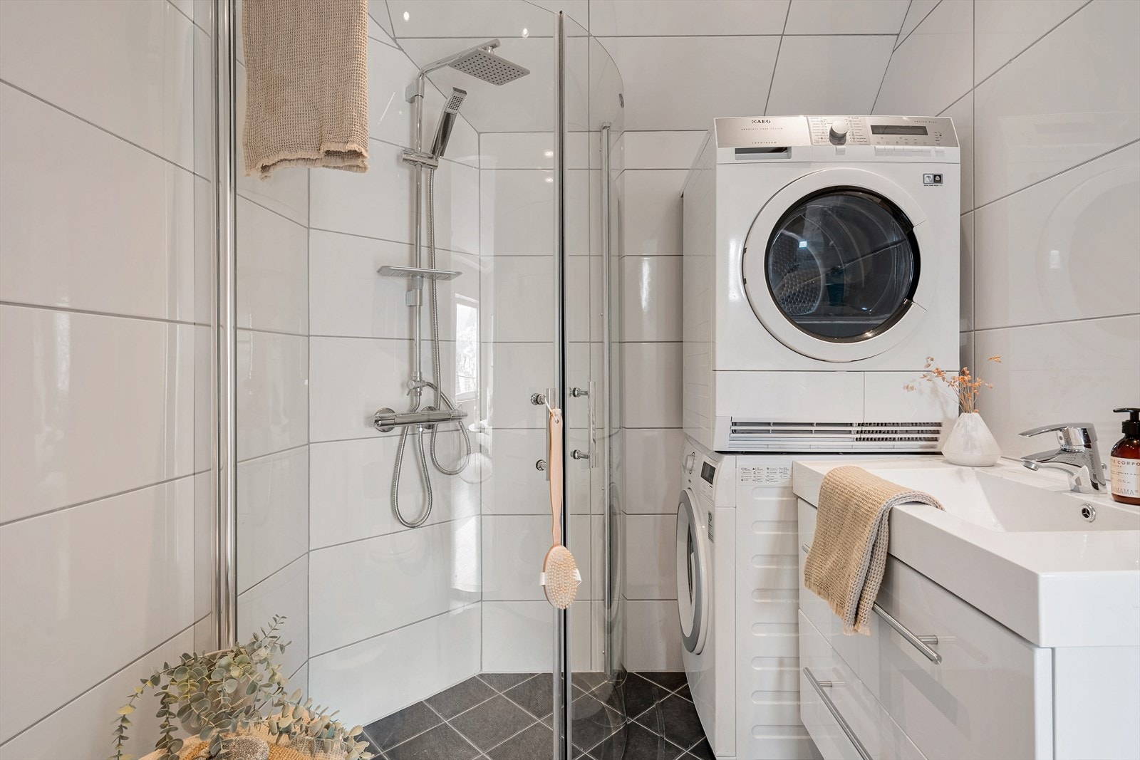 - Delikat, helfliset bad fra 2014 med komfortabel gulvvarme - Galleribilde