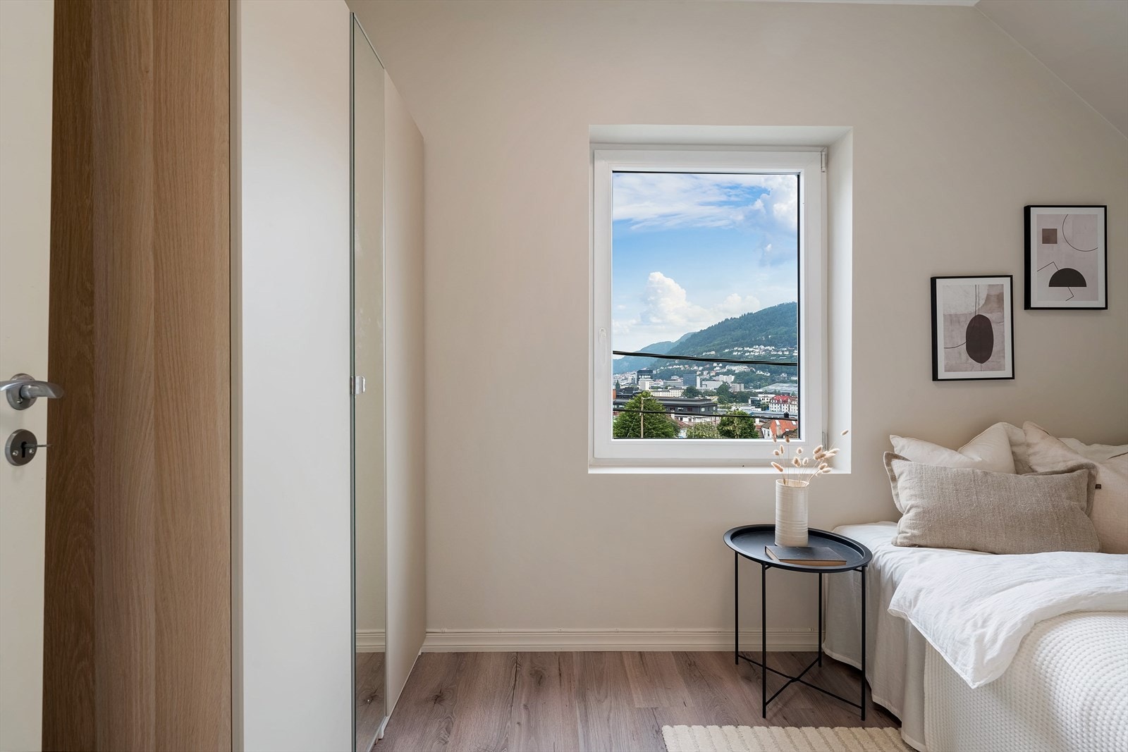 - Leilighetens andre soverom måler 6,8 kvm - Galleribilde