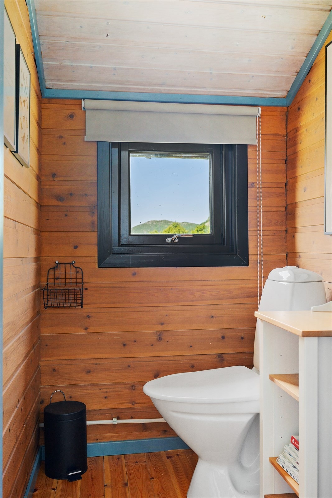 Toalettet er plassert i eget rom ved siden av badet for økt funksjonalitet. Galleribilde