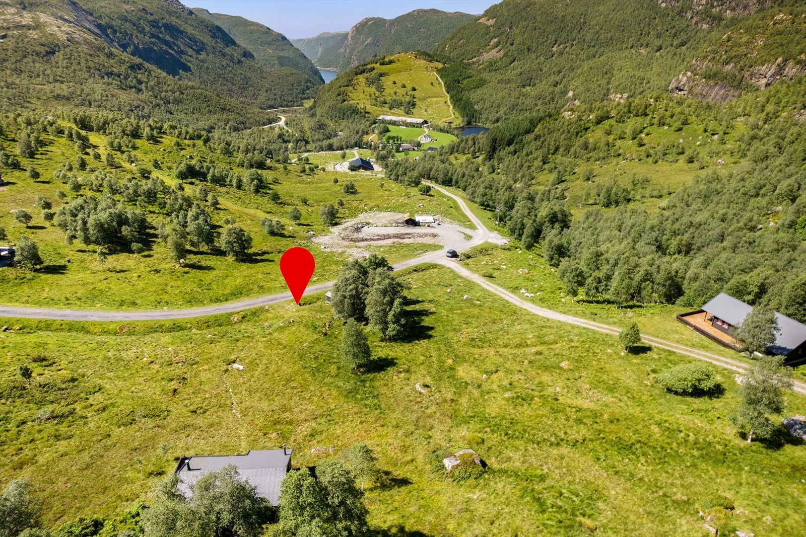 Hyttas parkeringsplass. Galleribilde