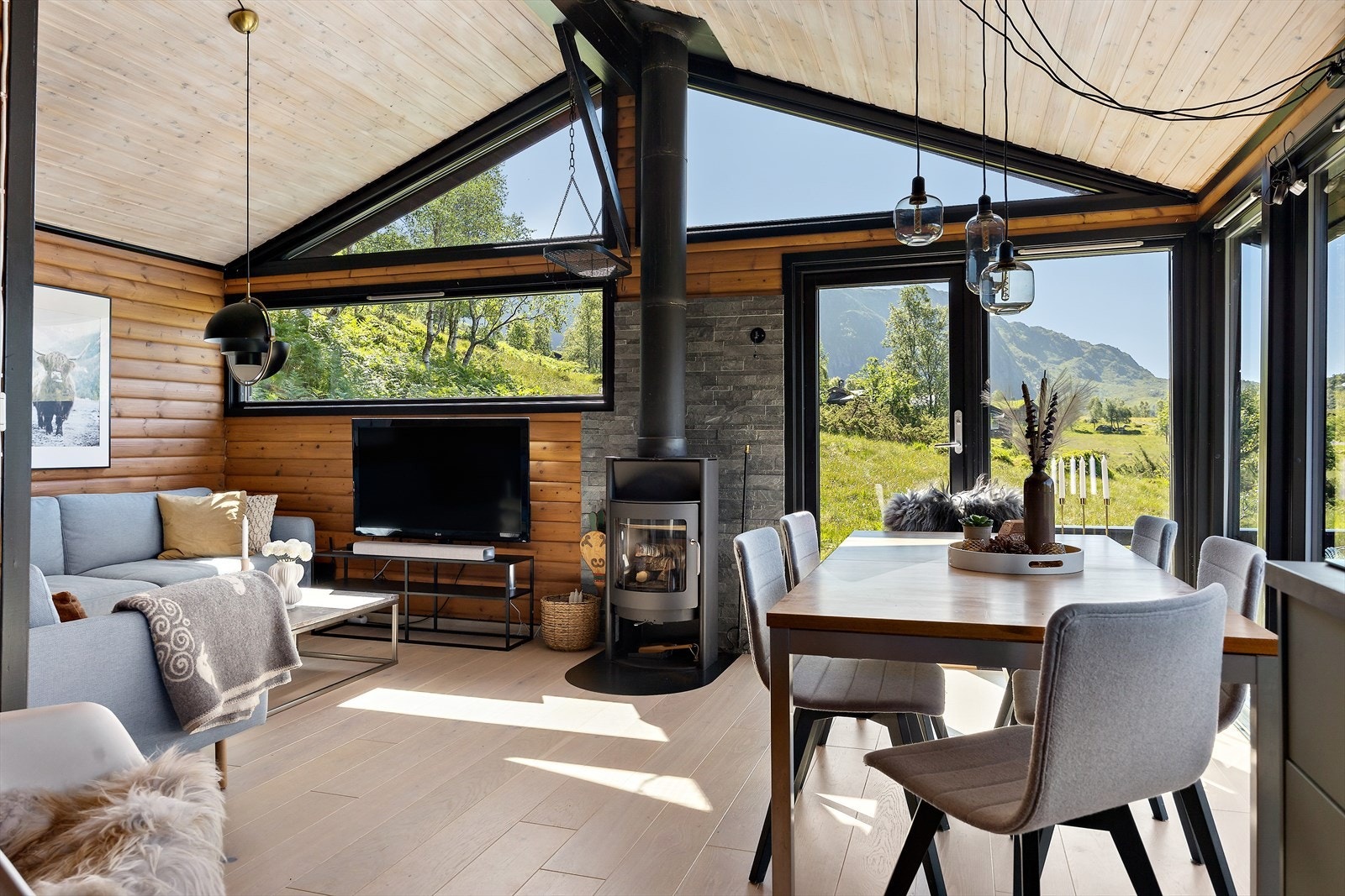 Store vinduer slipper inn mye lys og gir panoramautsikt mot de vakre omgivelsene. Galleribilde