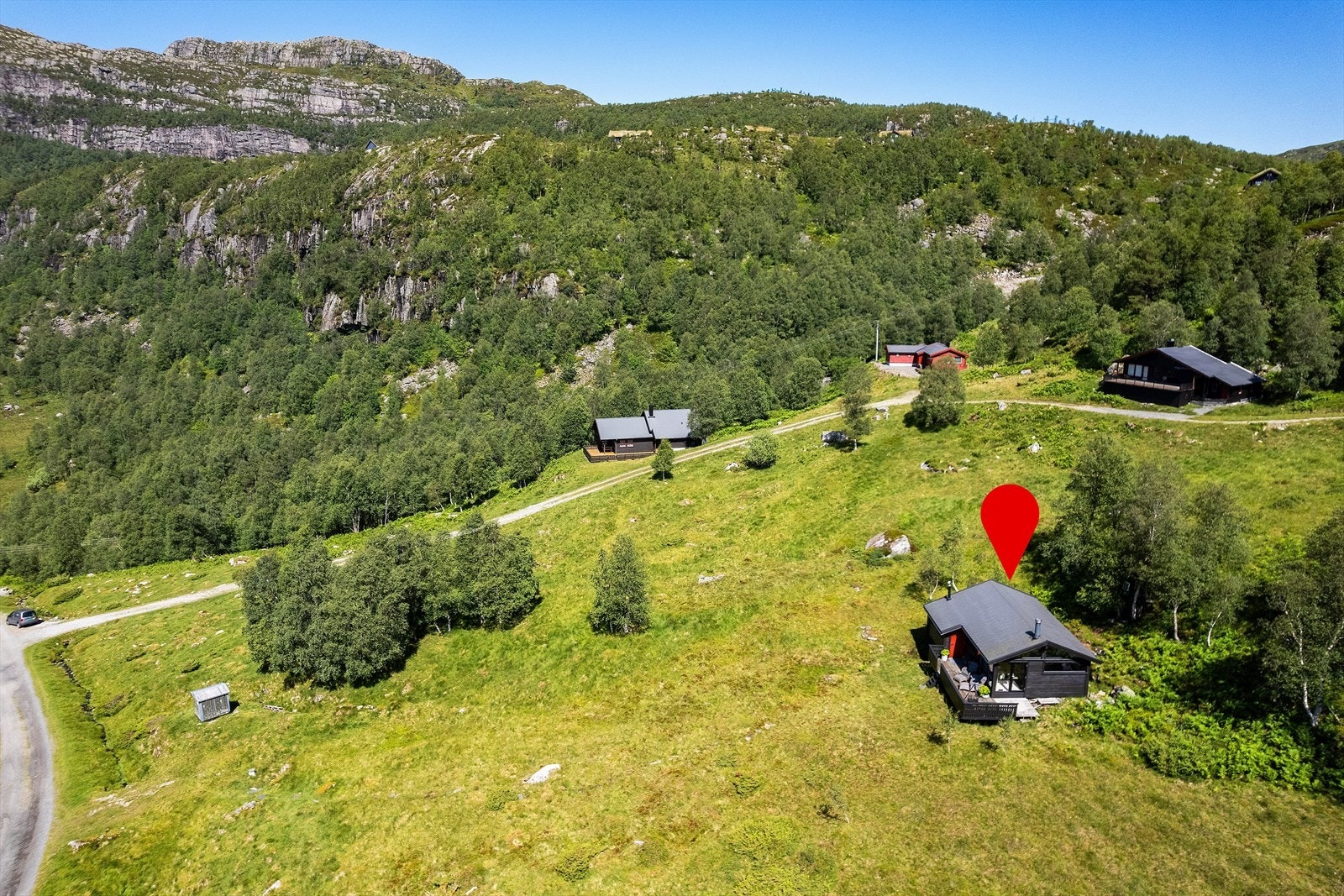 Beliggenheten er frittliggende og omgitt av naturskjønne omgivelser - perfekt for deg som søker ro og privatliv. Galleribilde