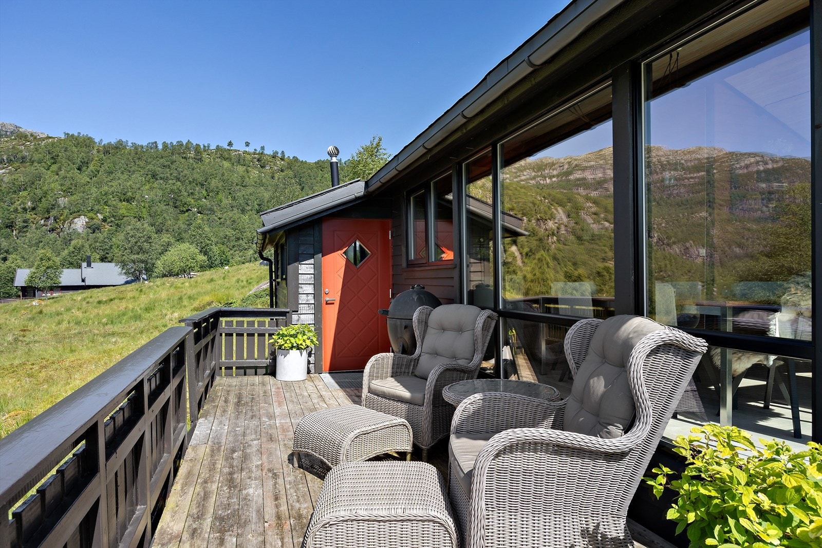 Inngangsparti og solrik fin terrasse. Galleribilde