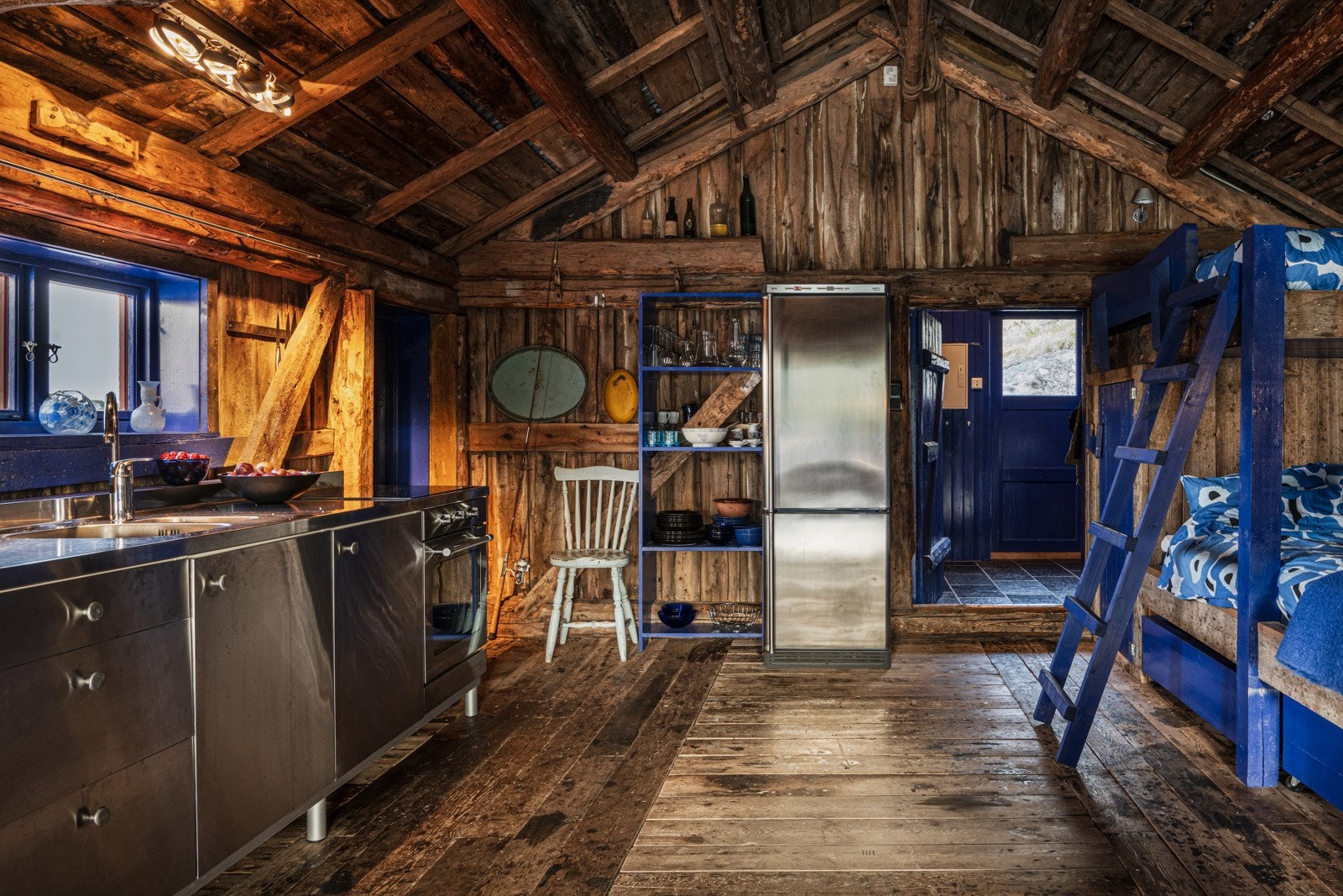 Fiskestangen står klar ved døren. Det kun et par meter fra matfatet til stekepannen. Det er en godt bevart hemmelighet at steinkaien rett utenfor båthuset er Henningsværs beste fiskeplass Galleribilde